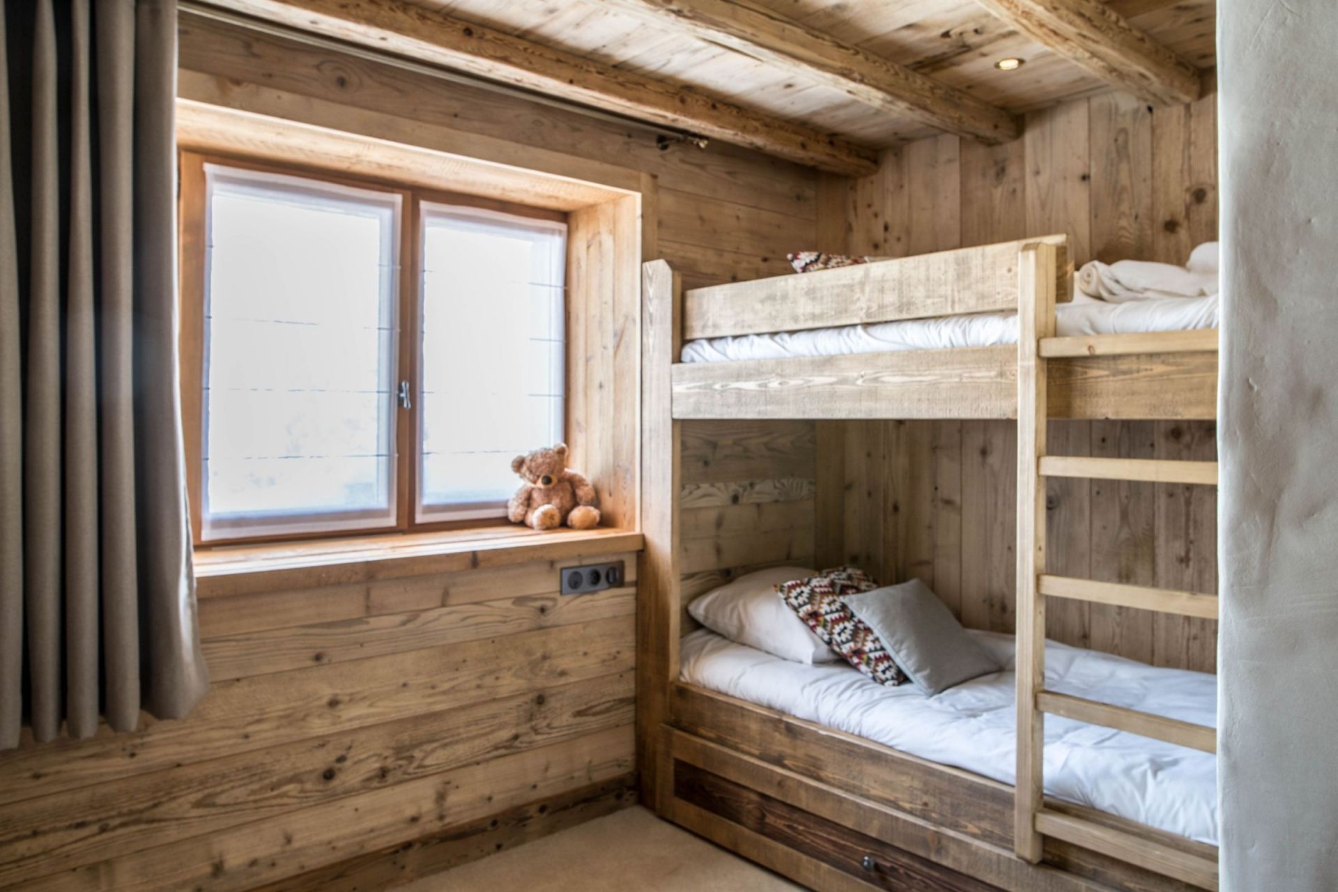 luxury chalet 15 Rooms for seasonal rent on MERIBEL LES ALLUES (73550)