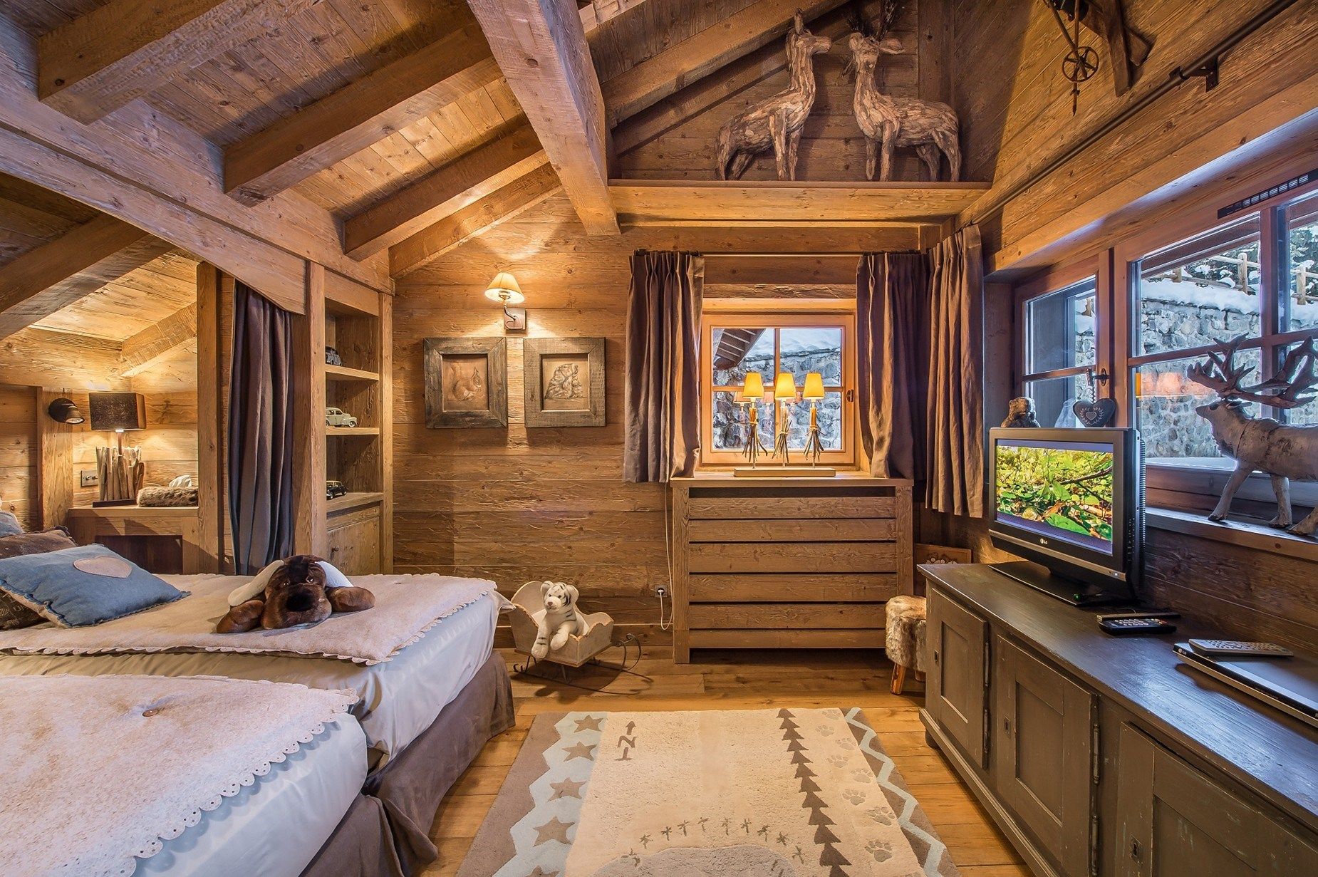 luxury chalet 10 Rooms for seasonal rent on MERIBEL LES ALLUES (73550)