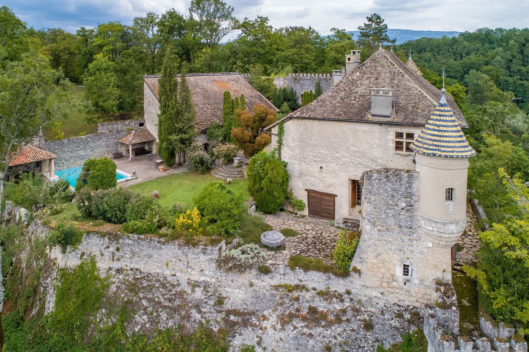 Vente Château Usinens 15 Pièces 685 m² Sotheby's International Realty