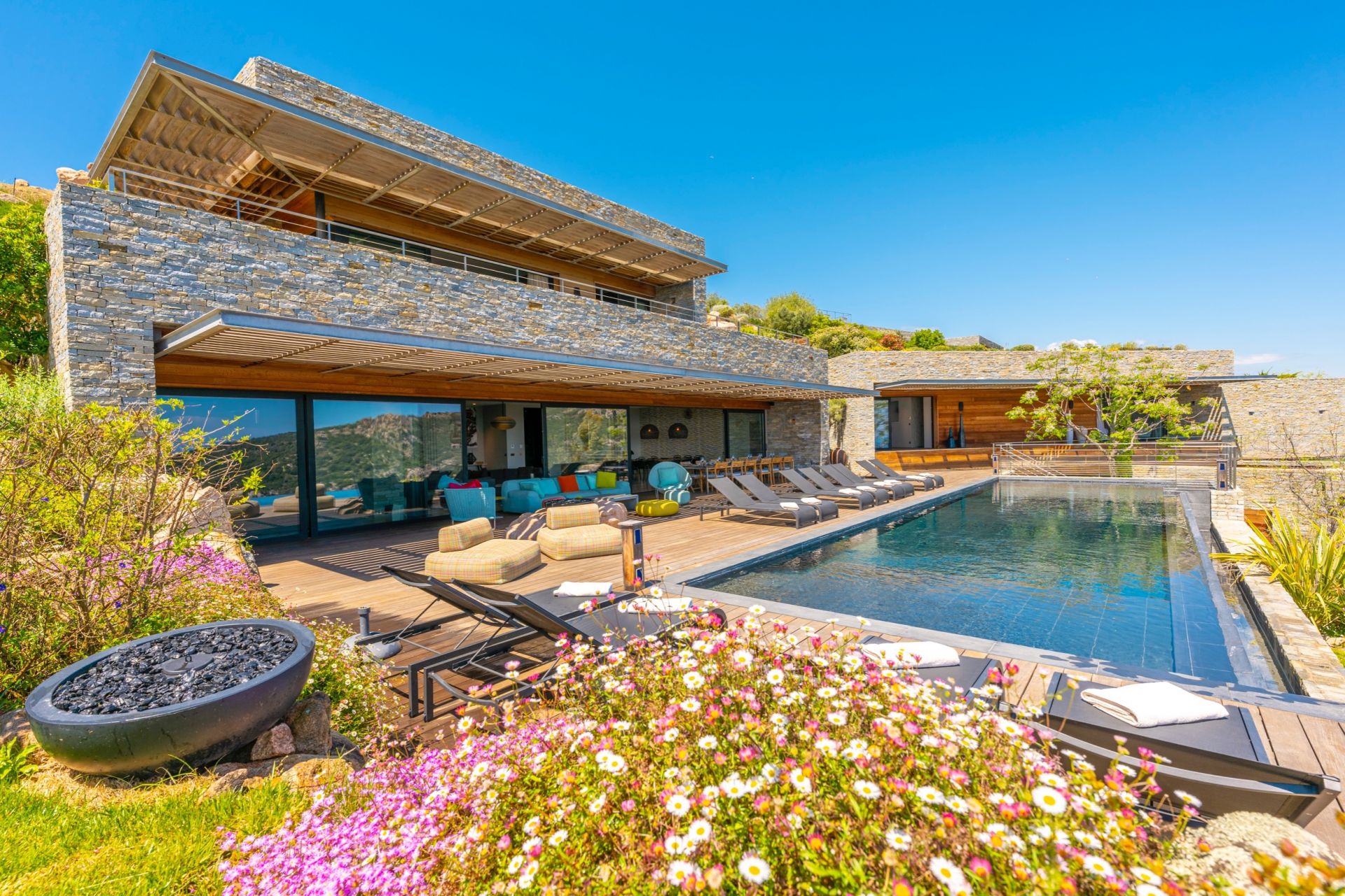 luxury villa 8 Rooms for seasonal rent on PORTO VECCHIO (20137)