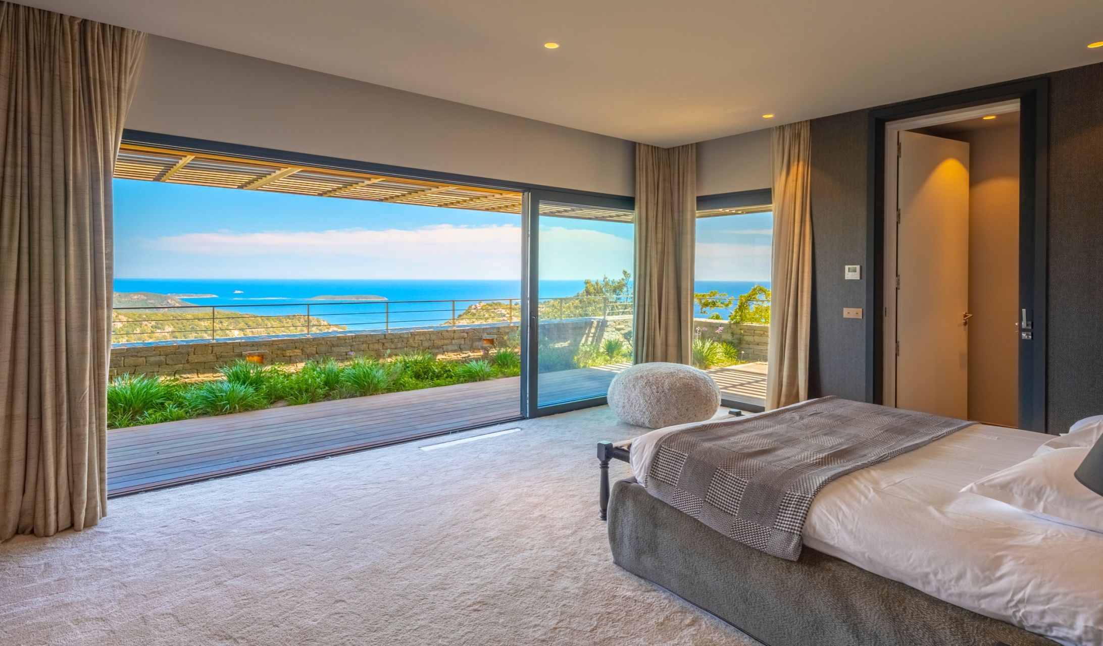 luxury villa 8 Rooms for seasonal rent on PORTO VECCHIO (20137)