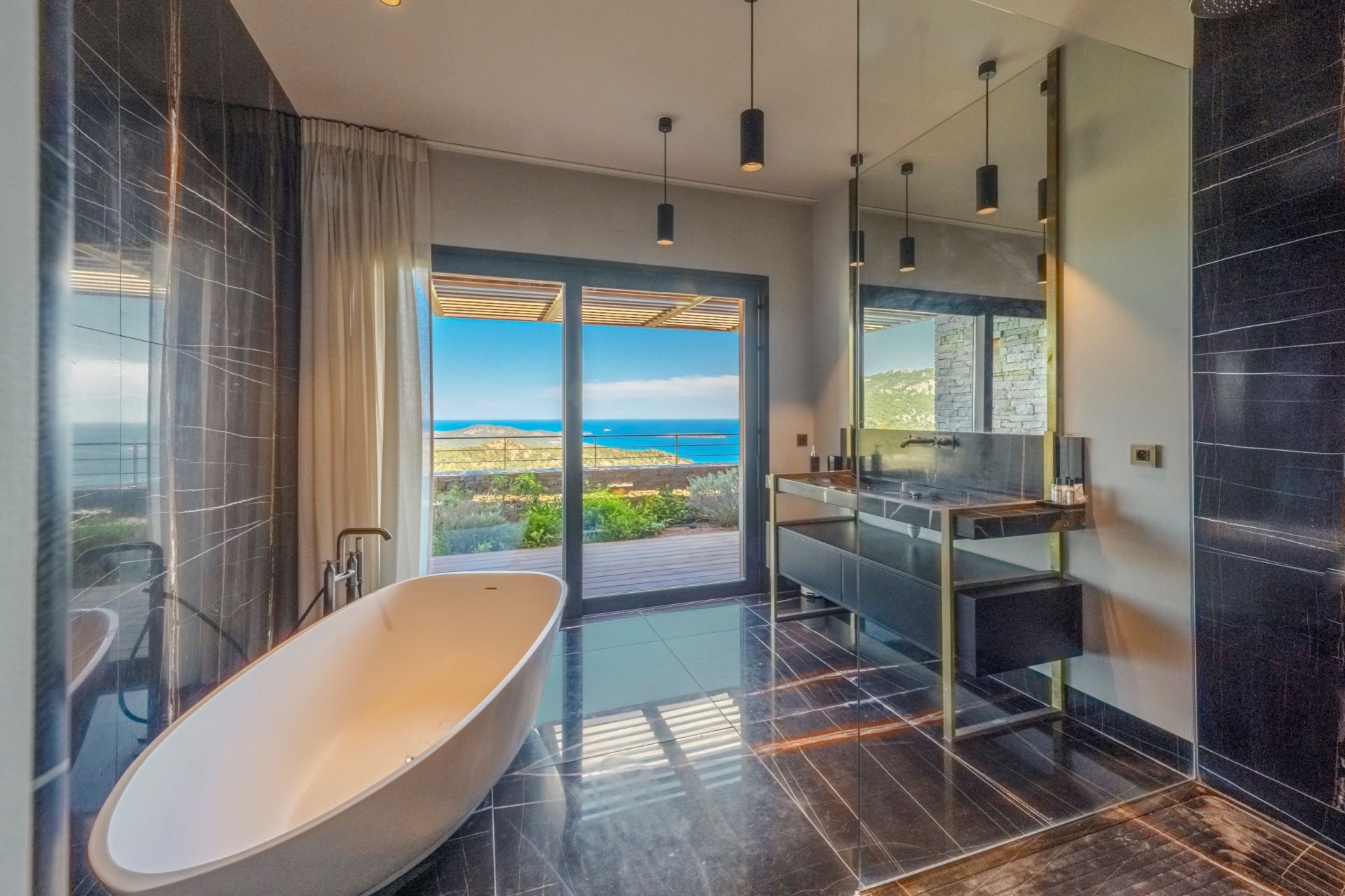 luxury villa 8 Rooms for seasonal rent on PORTO VECCHIO (20137)