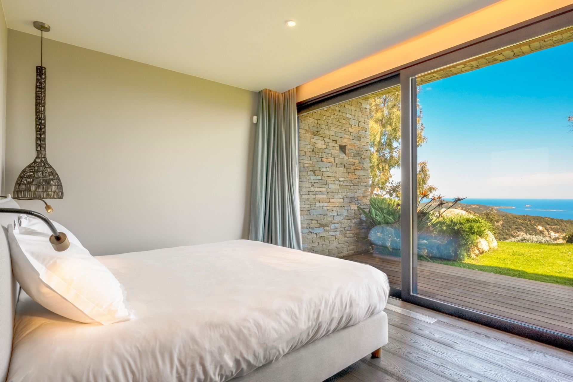 luxury villa 8 Rooms for seasonal rent on PORTO VECCHIO (20137)