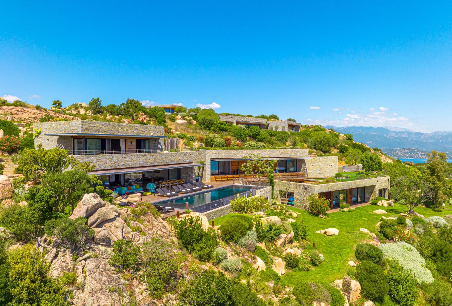 villa de luxe 8 Pièces en location saisonnière sur PORTO VECCHIO (20137)