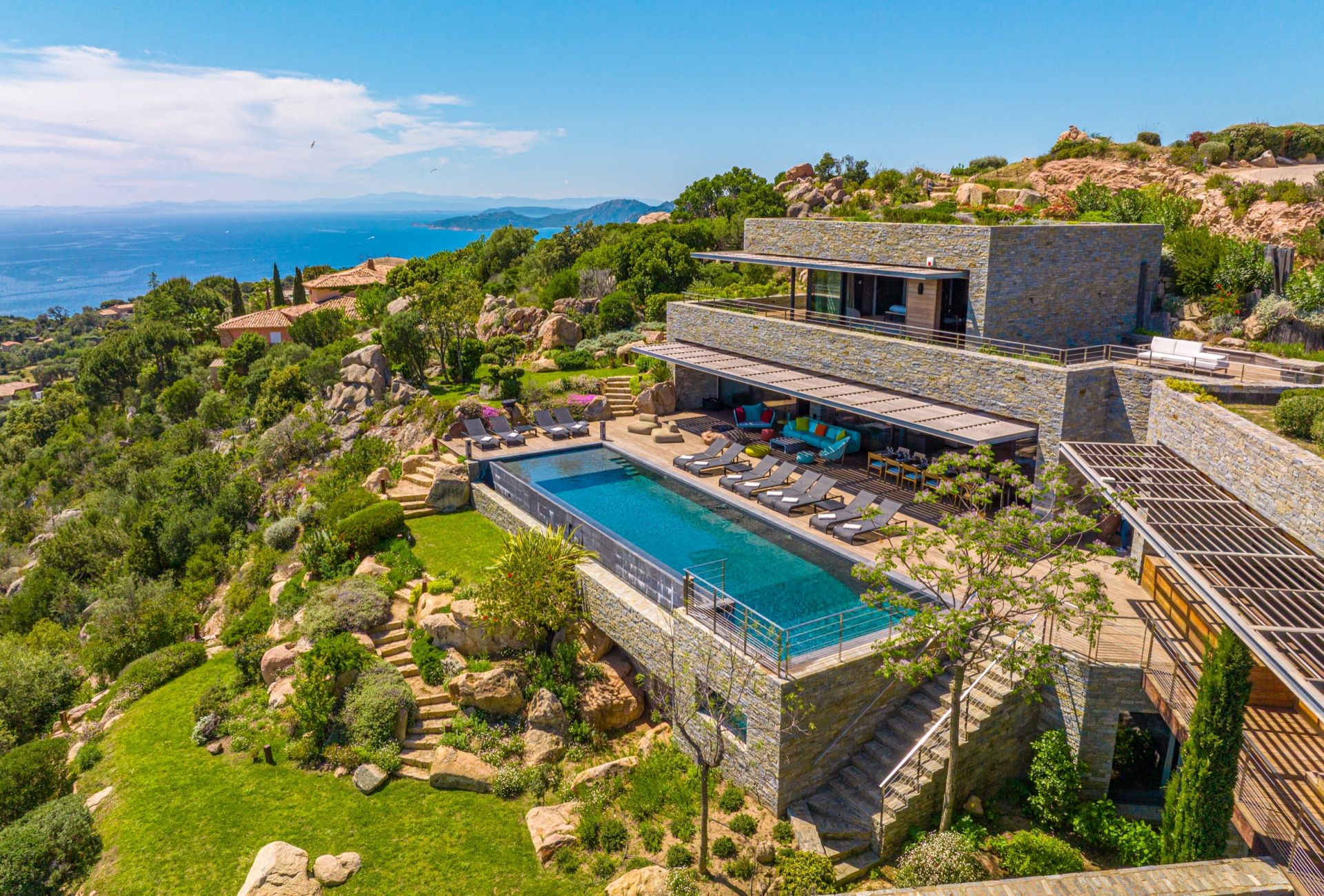 luxury villa 8 Rooms for seasonal rent on PORTO VECCHIO (20137)