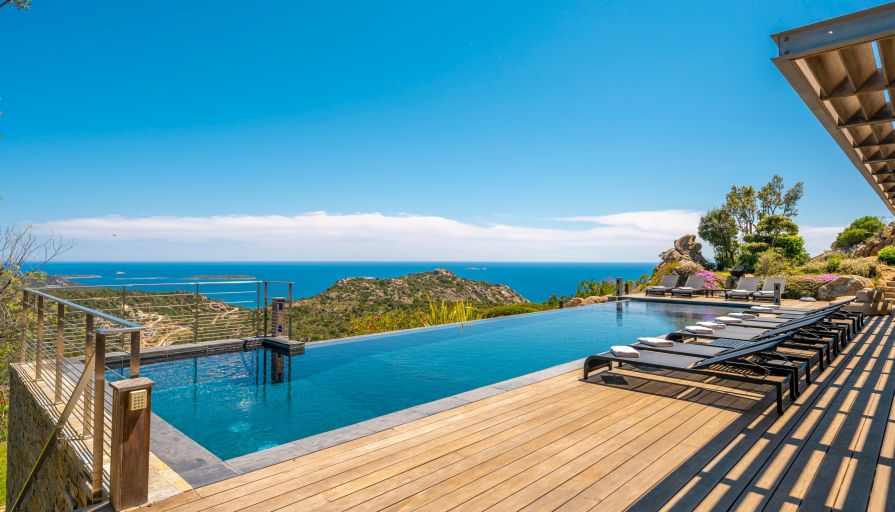 luxury villa 8 Rooms for seasonal rent on PORTO VECCHIO (20137)