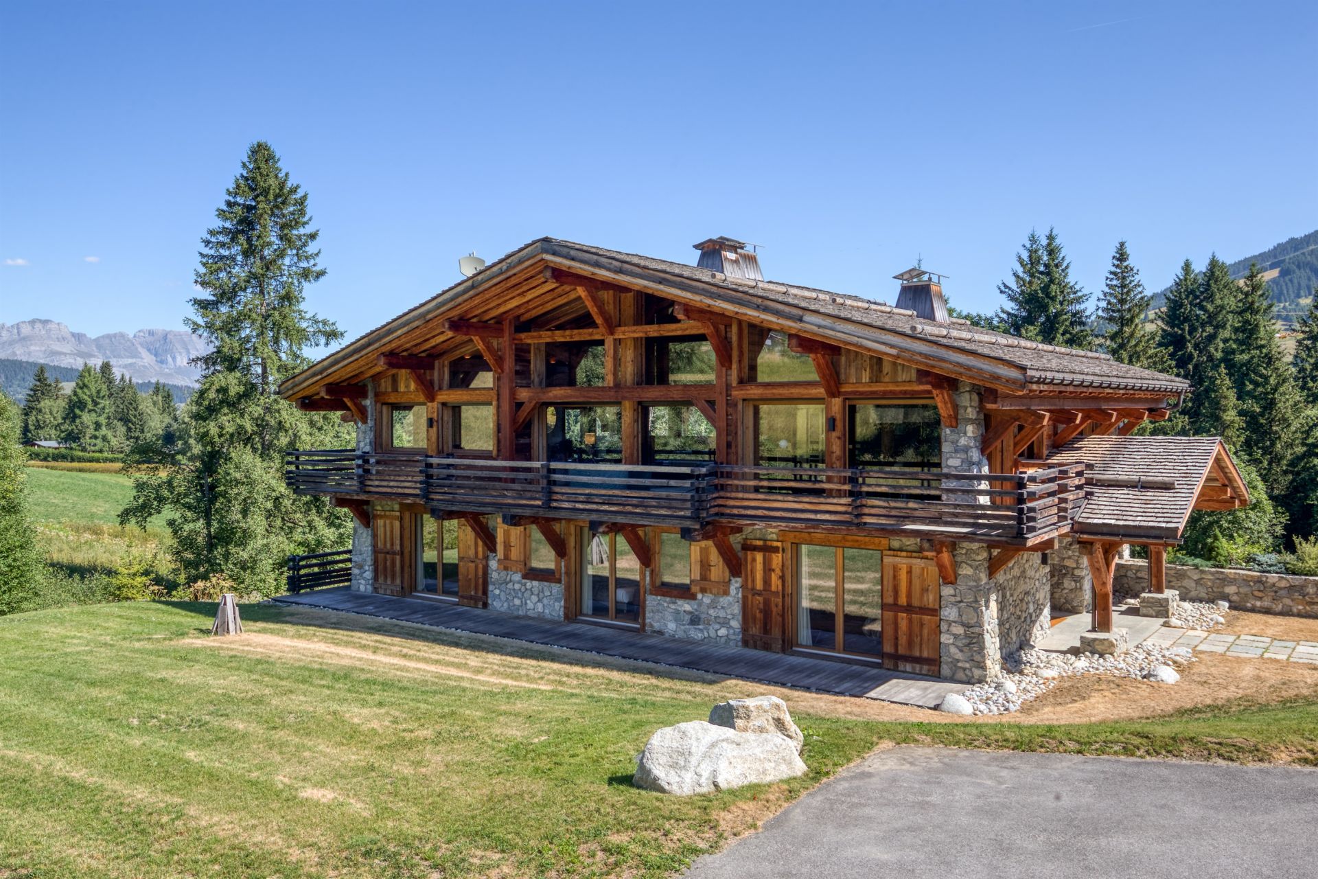 luxury chalet 10 Rooms for seasonal rent on MEGEVE (74120)