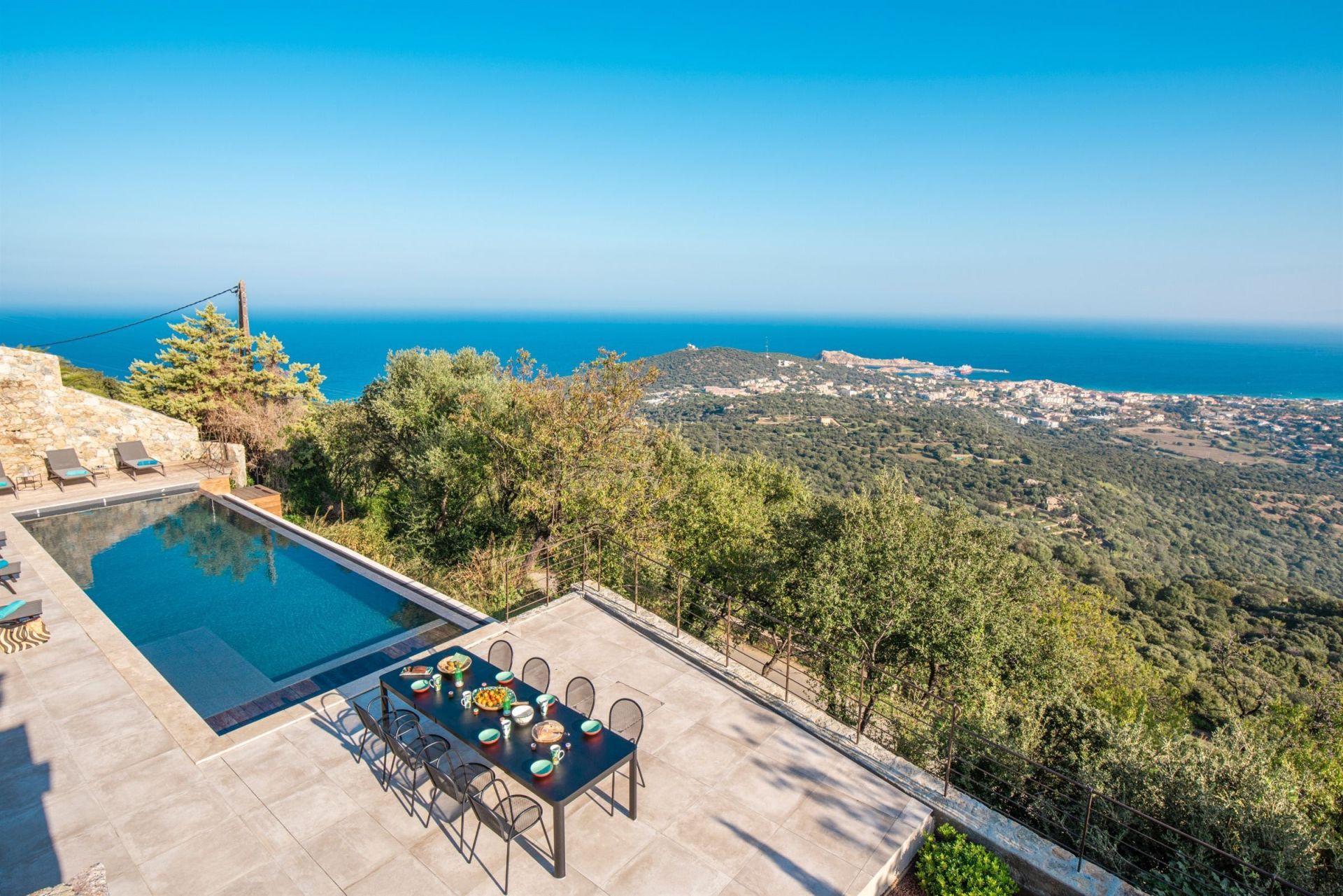 villa de luxe 8 Pièces en location saisonnière sur L ILE ROUSSE (20220)