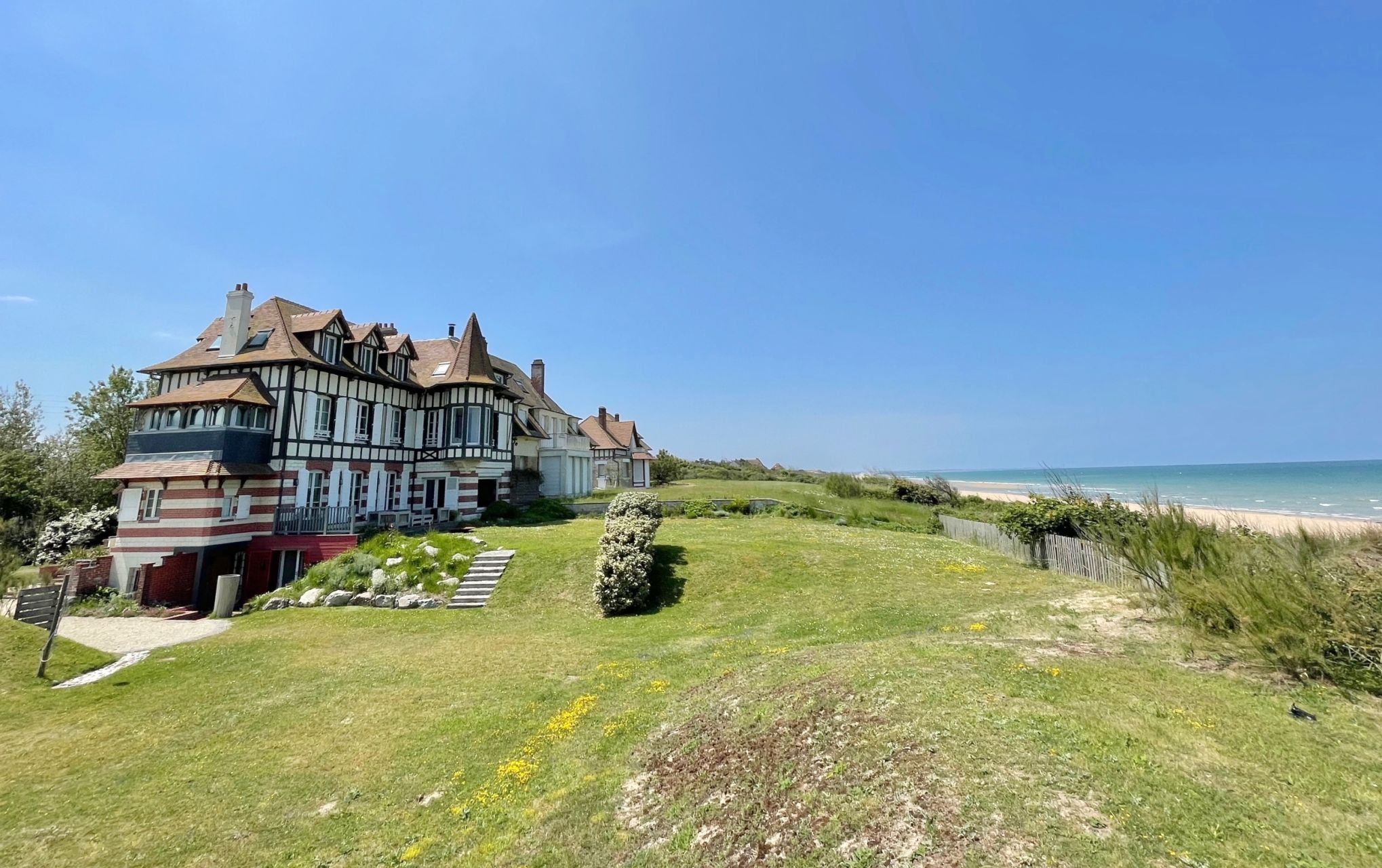 luxury house 13 Rooms for seasonal rent on MERVILLE FRANCEVILLE PLAGE (14810)