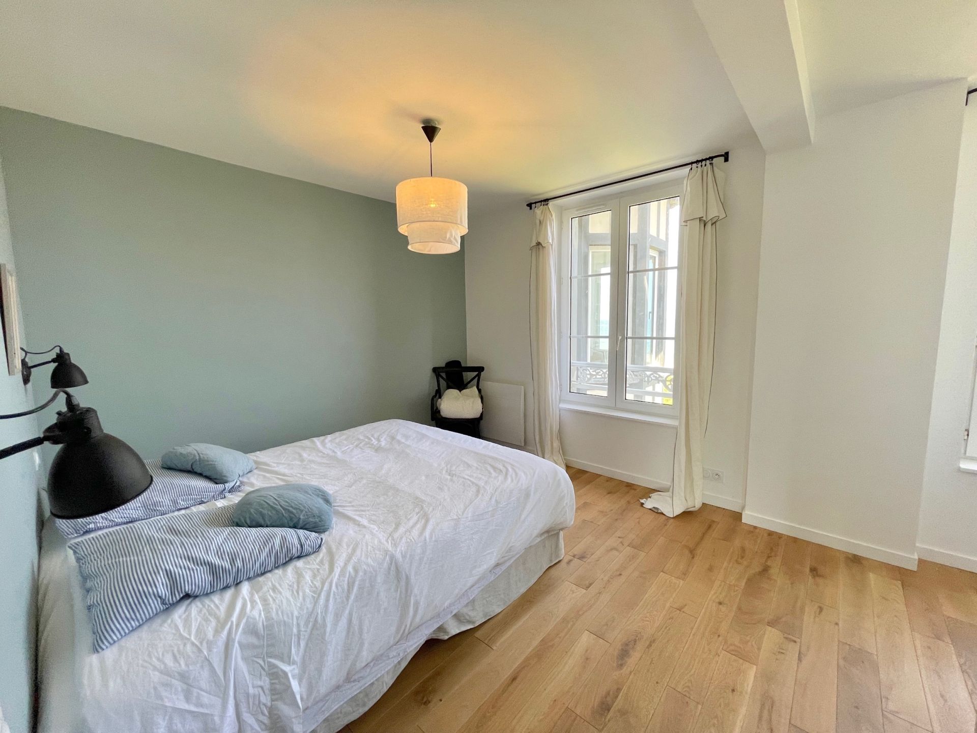 luxury house 13 Rooms for seasonal rent on MERVILLE FRANCEVILLE PLAGE (14810)