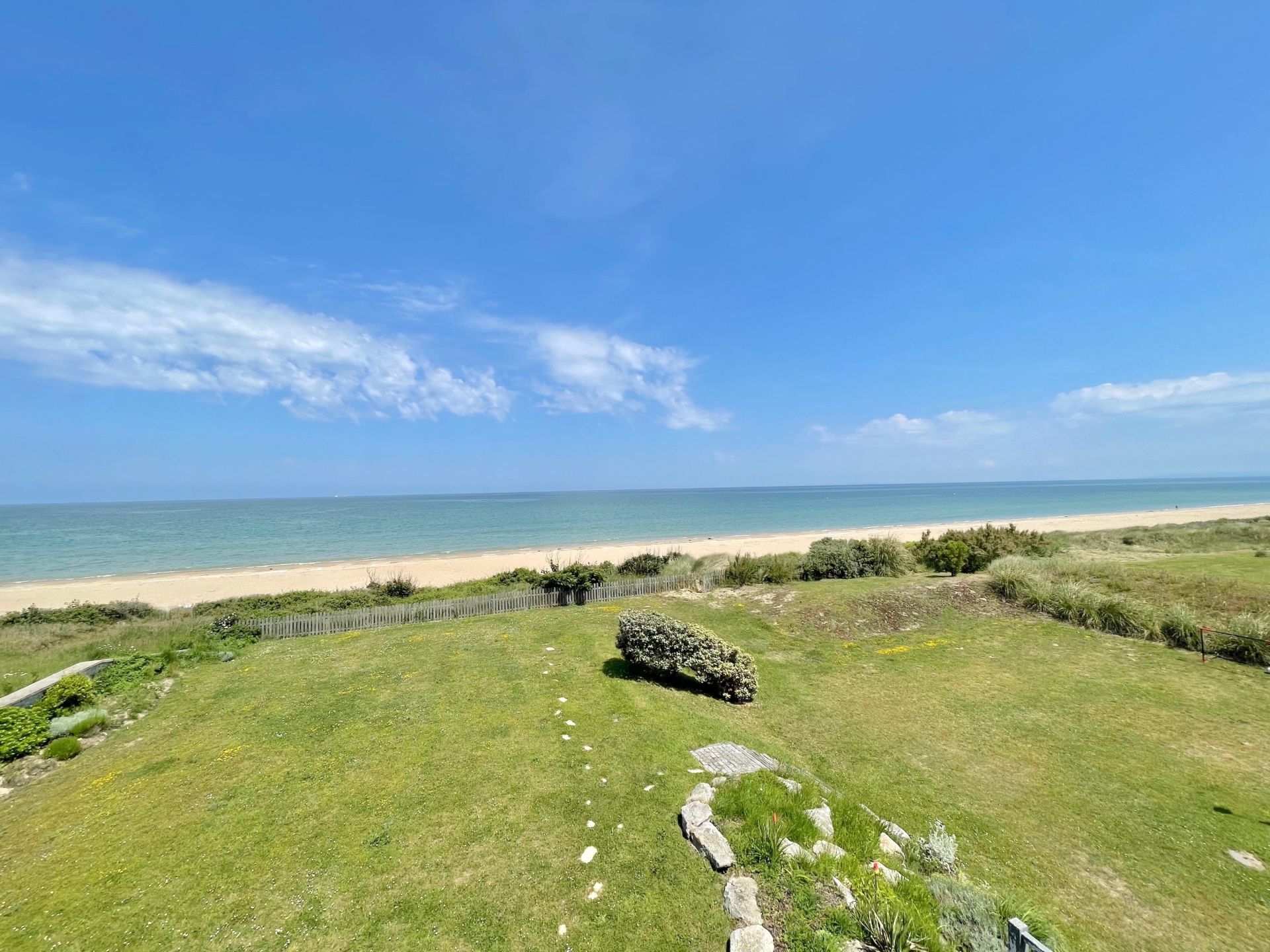 luxury house 13 Rooms for seasonal rent on MERVILLE FRANCEVILLE PLAGE (14810)