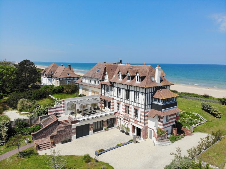 luxury house 13 Rooms for seasonal rent on MERVILLE FRANCEVILLE PLAGE (14810)