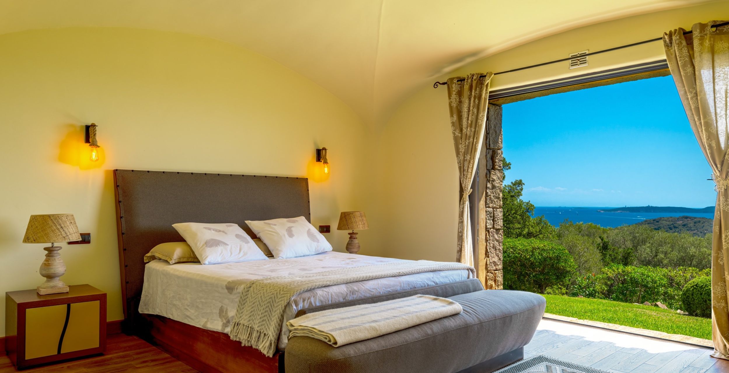 villa de luxe 8 Pièces en location saisonnière sur STE LUCIE DE PORTO VECCHIO (20144)