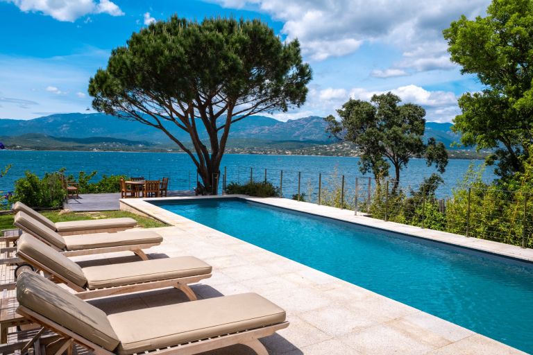 villa de luxe 9 Pièces en location saisonnière sur PORTO VECCHIO (20137)