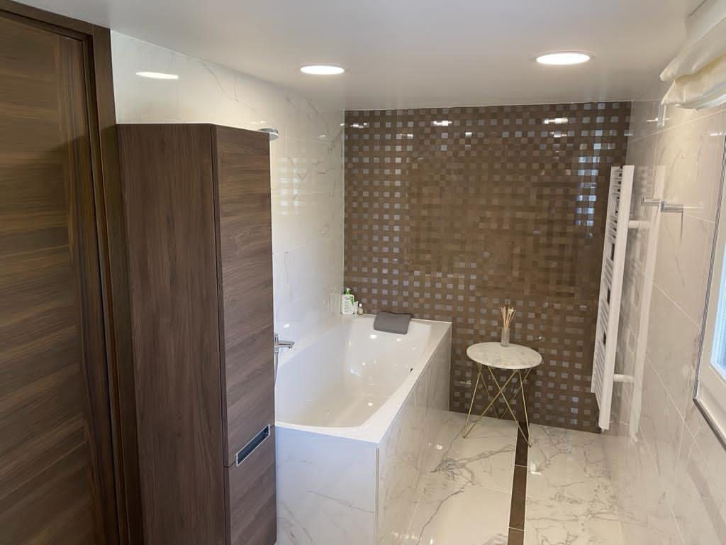 luxury house 8 Rooms for sale on SCIEZ (74140)