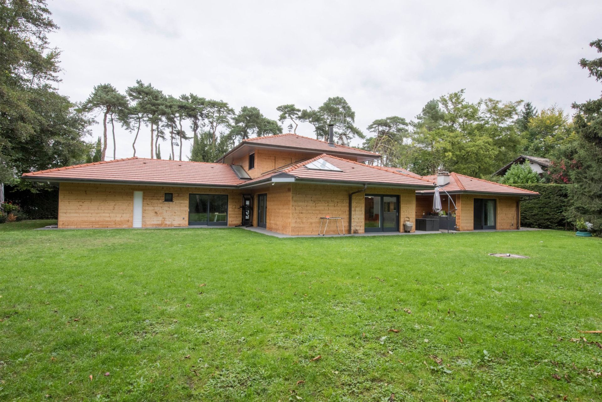 luxury house 8 Rooms for sale on SCIEZ (74140)