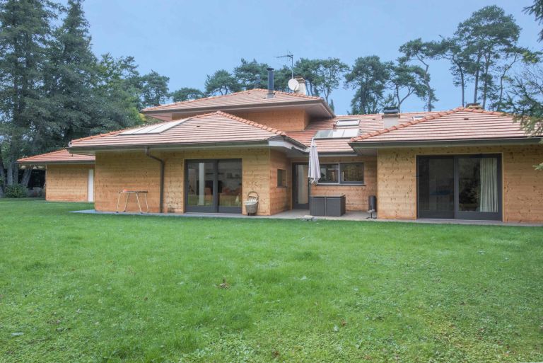 luxury house 8 Rooms for sale on SCIEZ (74140)