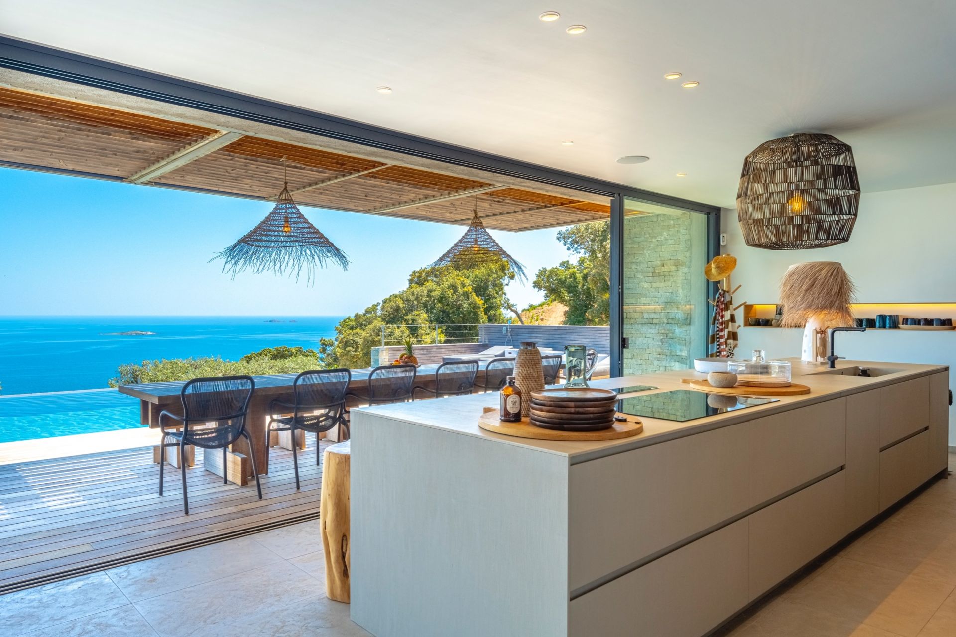 luxury villa 8 Rooms for seasonal rent on PORTO VECCHIO (20137)