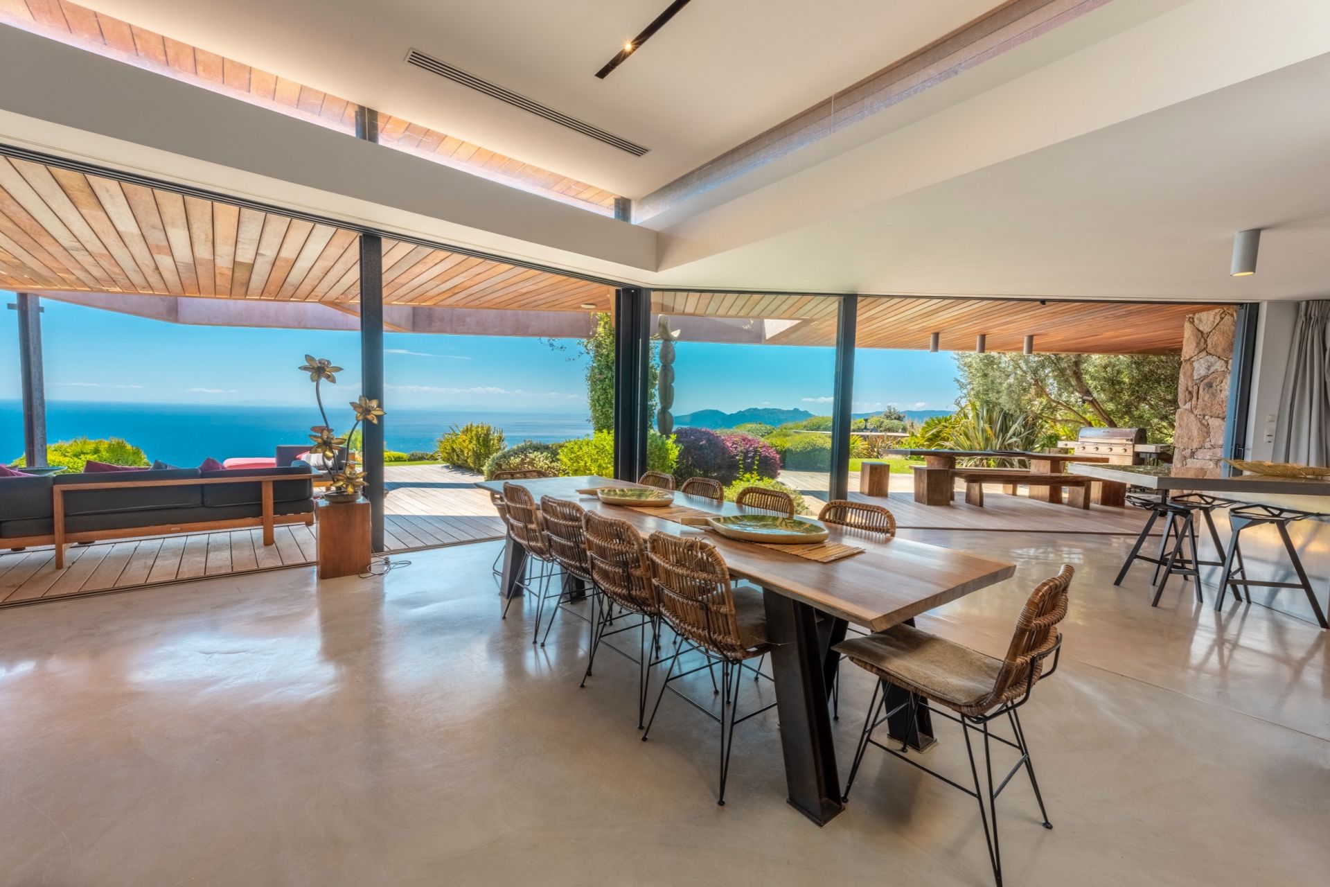 luxury villa 11 Rooms for seasonal rent on PORTO VECCHIO (20137)