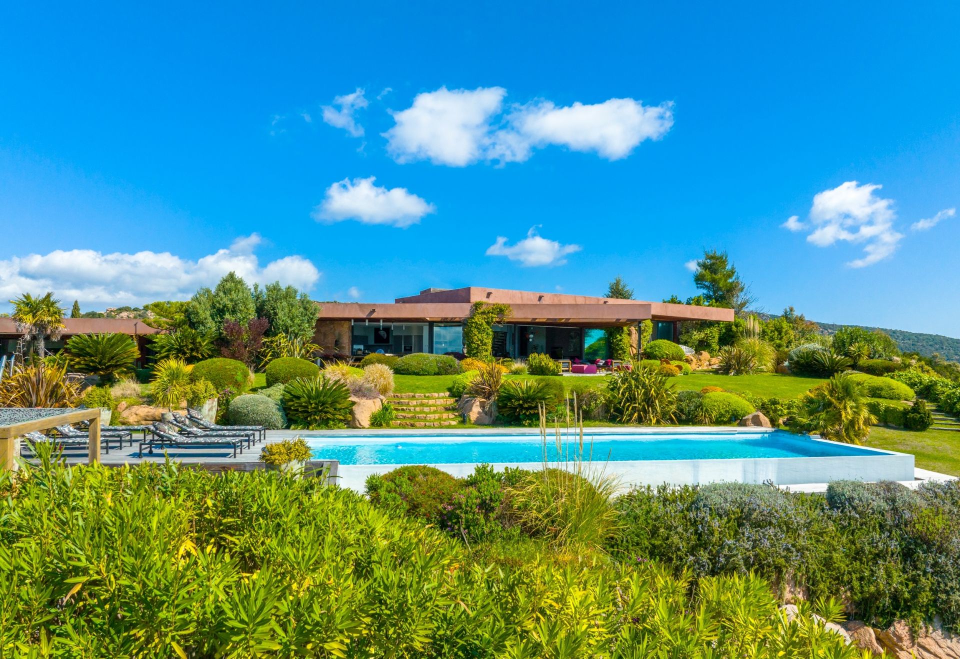 luxury villa 11 Rooms for seasonal rent on PORTO VECCHIO (20137)