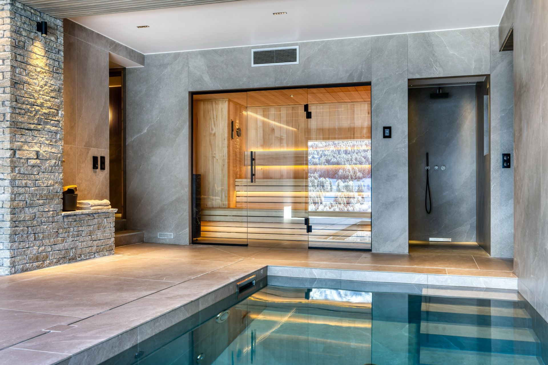 luxury chalet 9 Rooms for seasonal rent on MERIBEL LES ALLUES (73550)