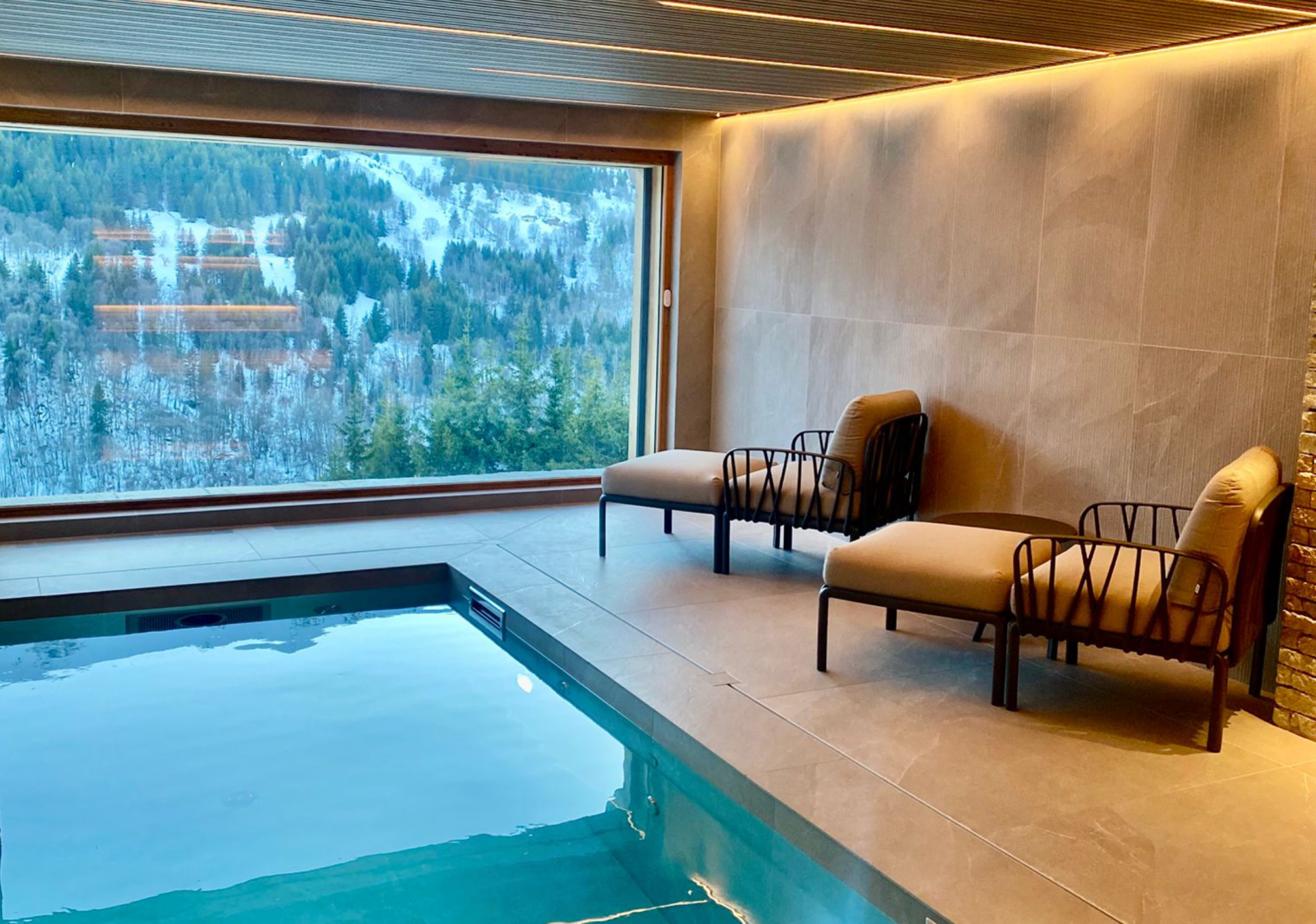 luxury chalet 9 Rooms for seasonal rent on MERIBEL LES ALLUES (73550)
