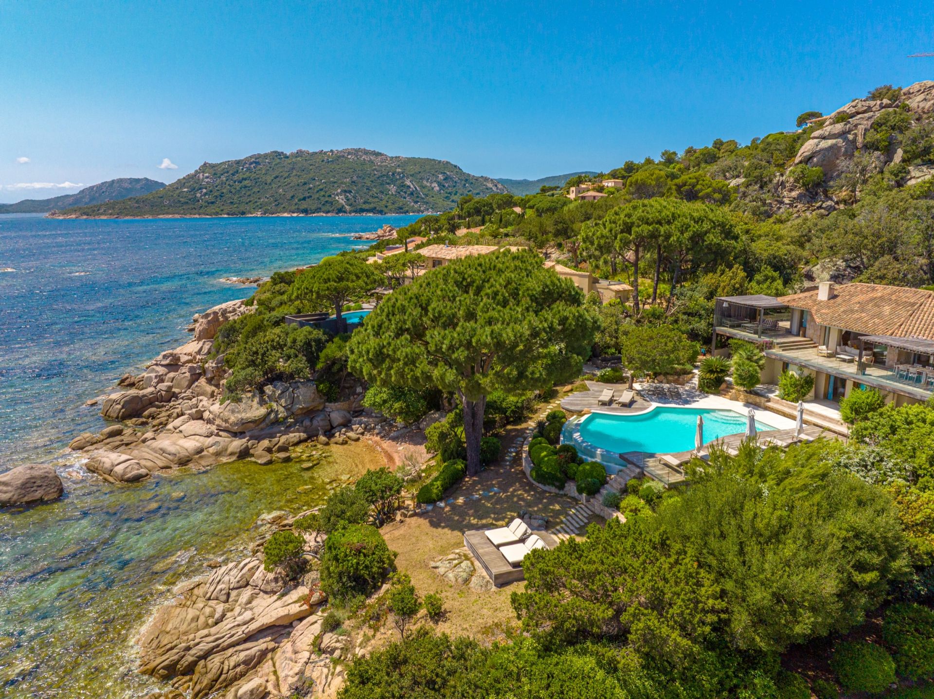 luxury villa 7 Rooms for seasonal rent on PORTO VECCHIO (20137)