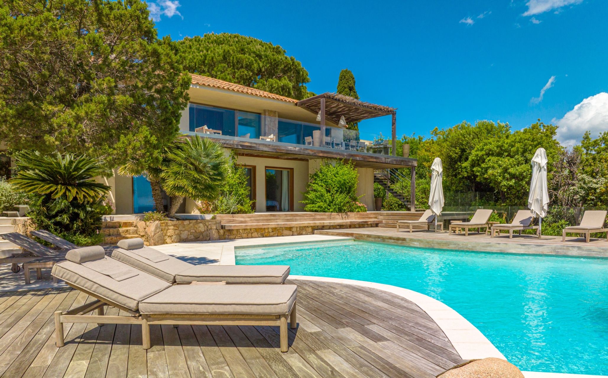 luxury villa 7 Rooms for seasonal rent on PORTO VECCHIO (20137)