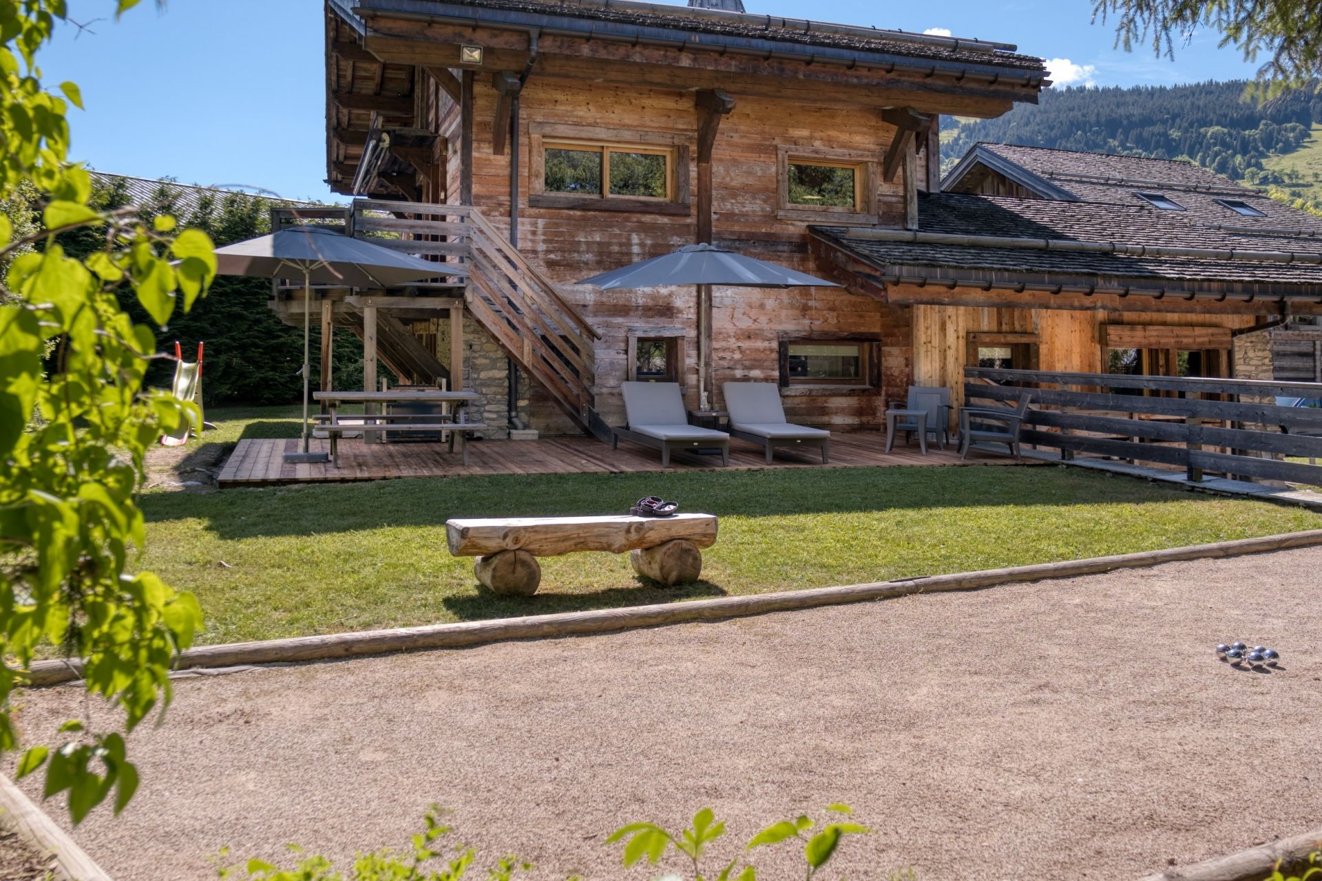 luxury chalet 10 Rooms for seasonal rent on MEGEVE (74120)