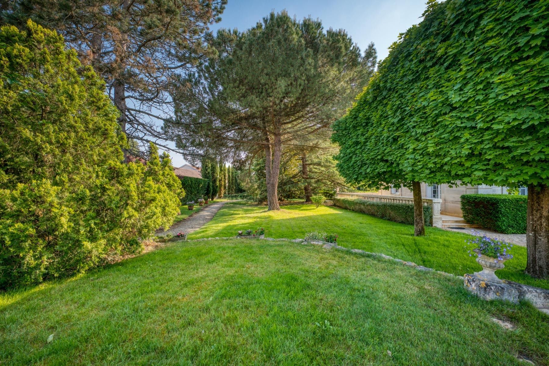 mansion 7 Rooms for sale on ROYAN (17200)