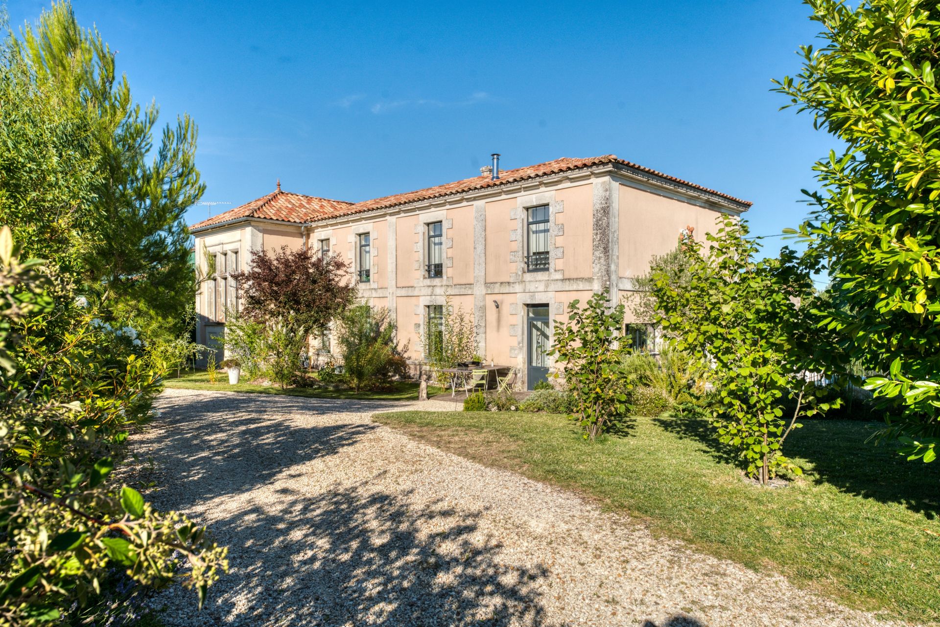 mansion 11 Rooms for sale on BRIE SOUS MORTAGNE (17120)