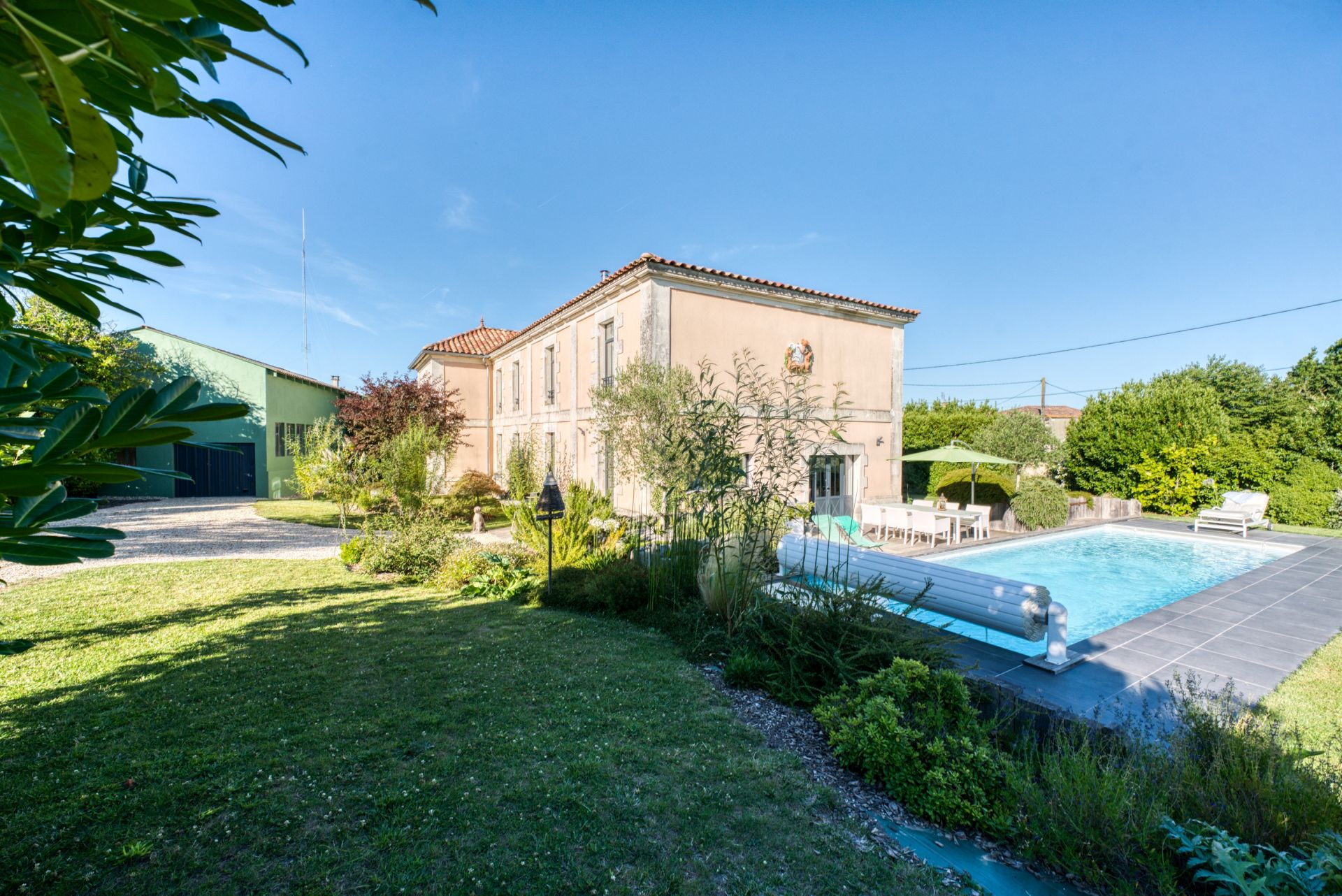 mansion 11 Rooms for sale on BRIE SOUS MORTAGNE (17120)