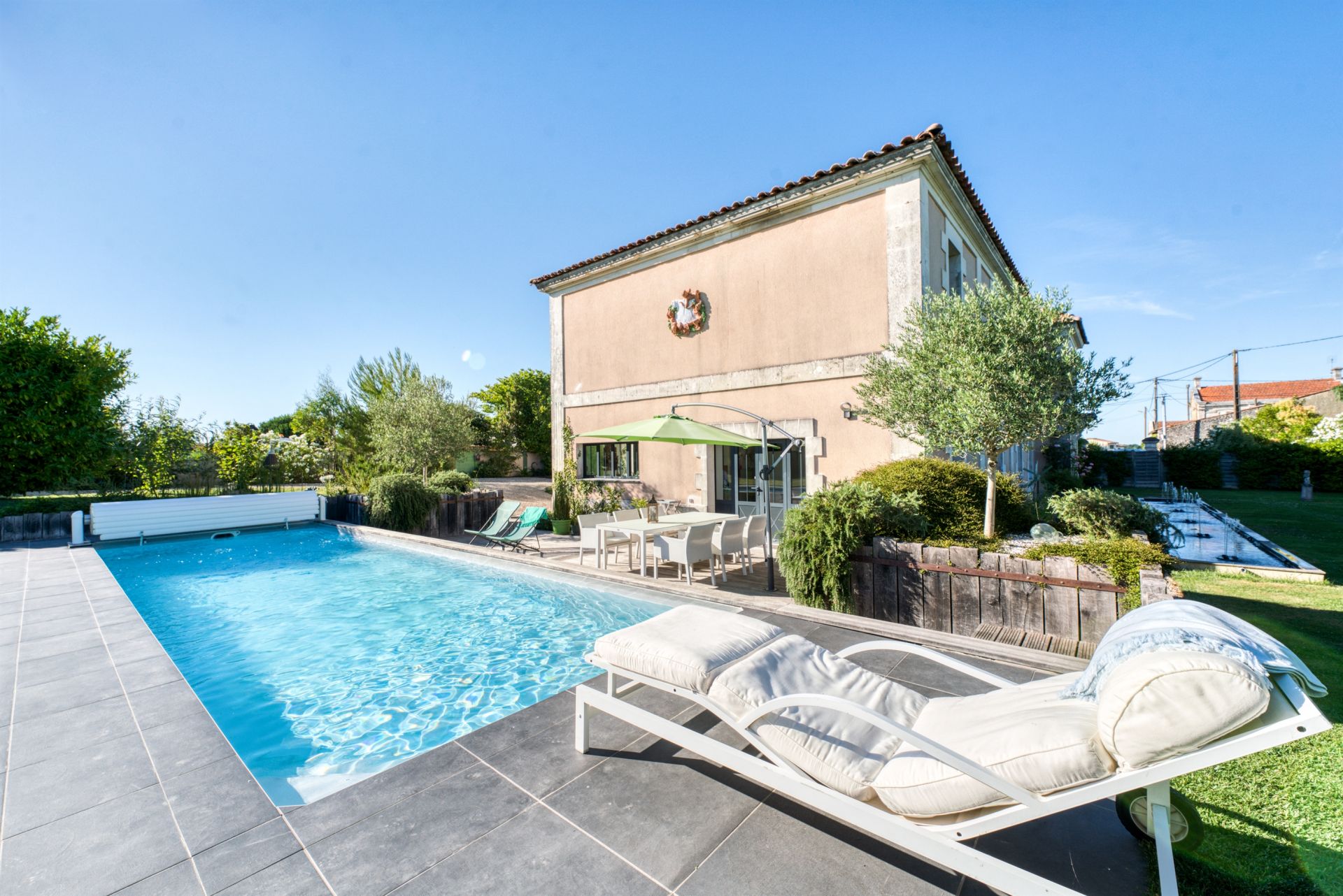 mansion 11 Rooms for sale on BRIE SOUS MORTAGNE (17120)