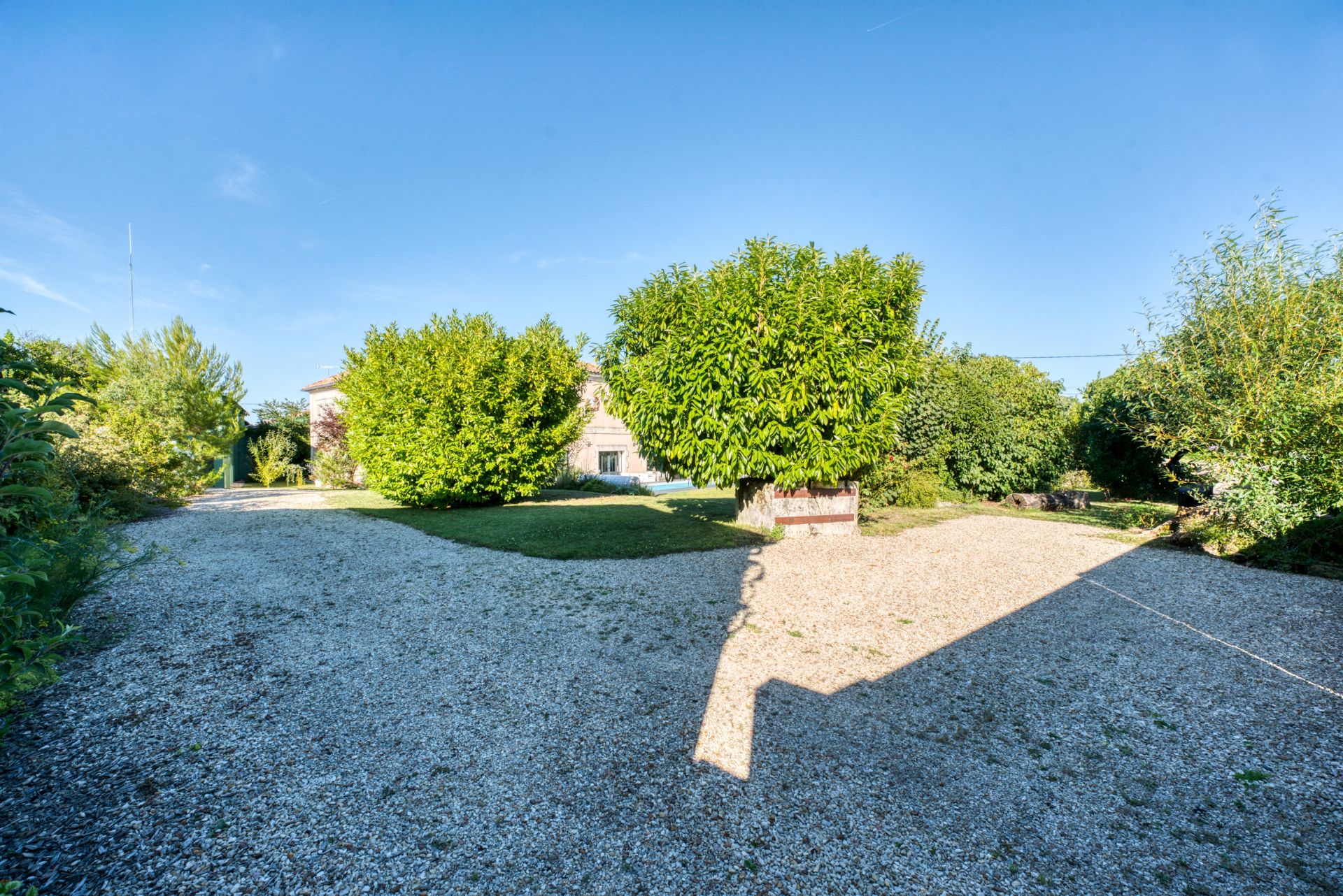 mansion 11 Rooms for sale on BRIE SOUS MORTAGNE (17120)