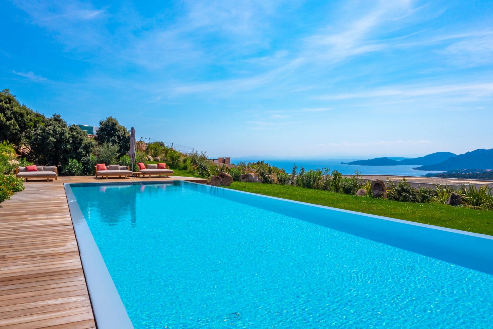 luxury villa 8 Rooms for seasonal rent on PORTO VECCHIO (20137)