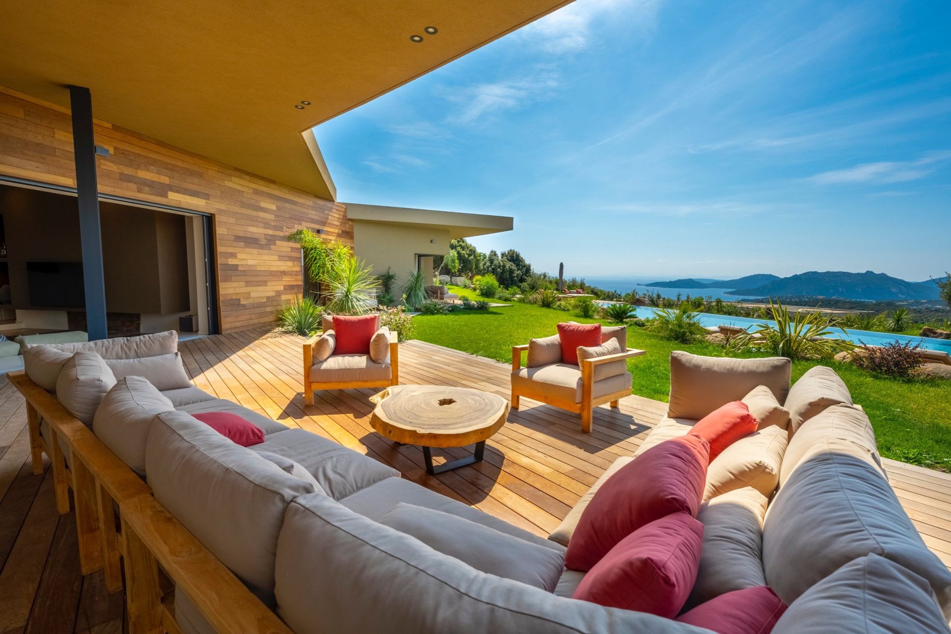 villa de luxe 8 Pièces en location saisonnière sur PORTO VECCHIO (20137)