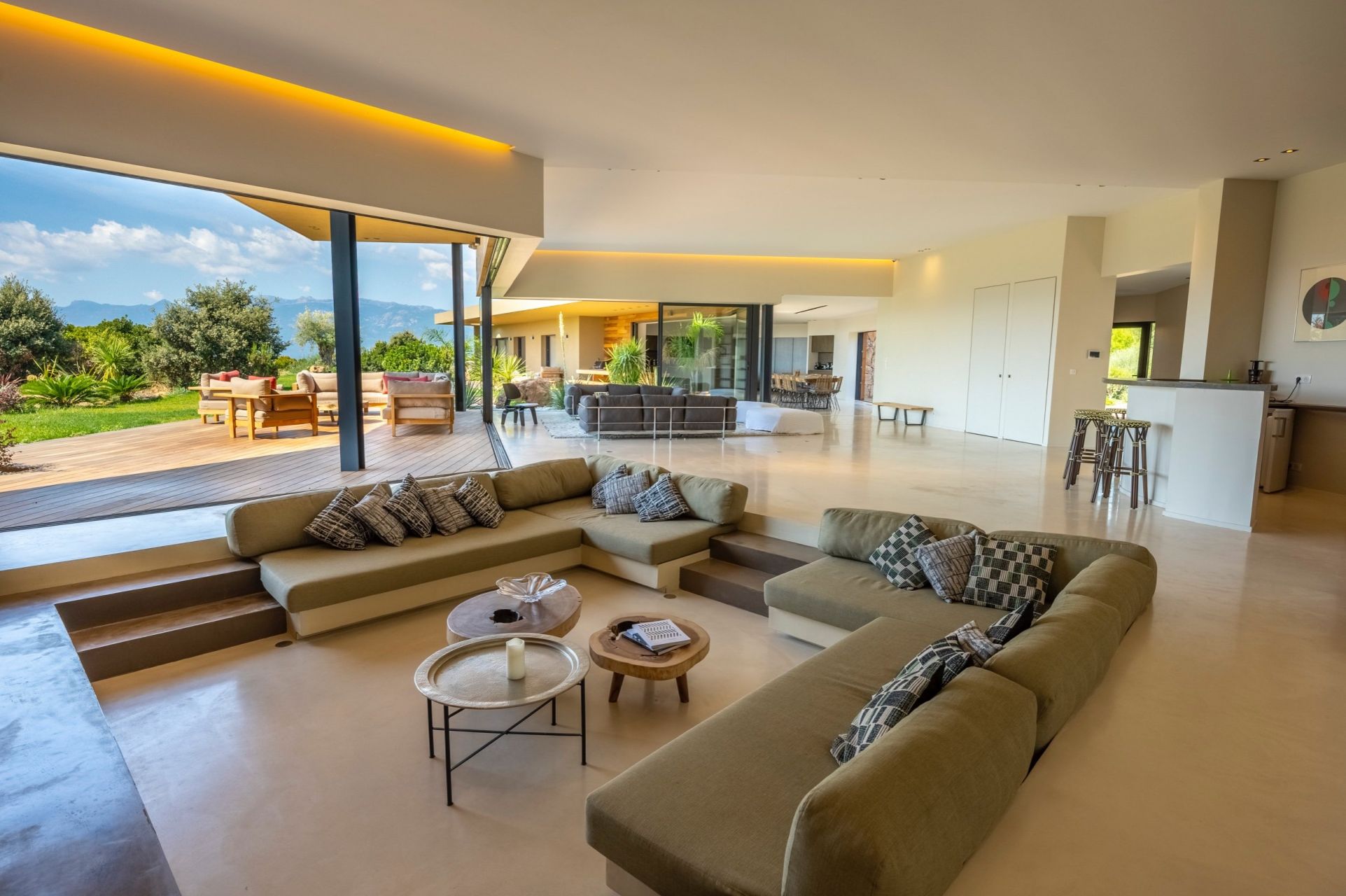 luxury villa 8 Rooms for seasonal rent on PORTO VECCHIO (20137)