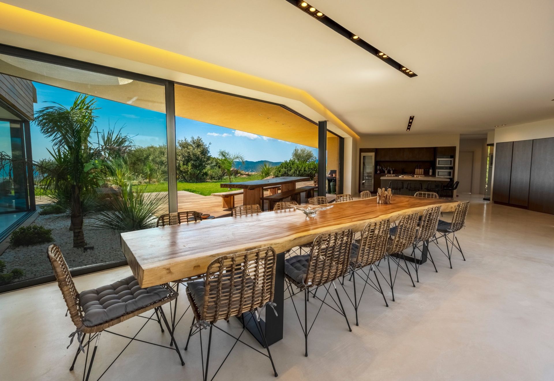 luxury villa 8 Rooms for seasonal rent on PORTO VECCHIO (20137)