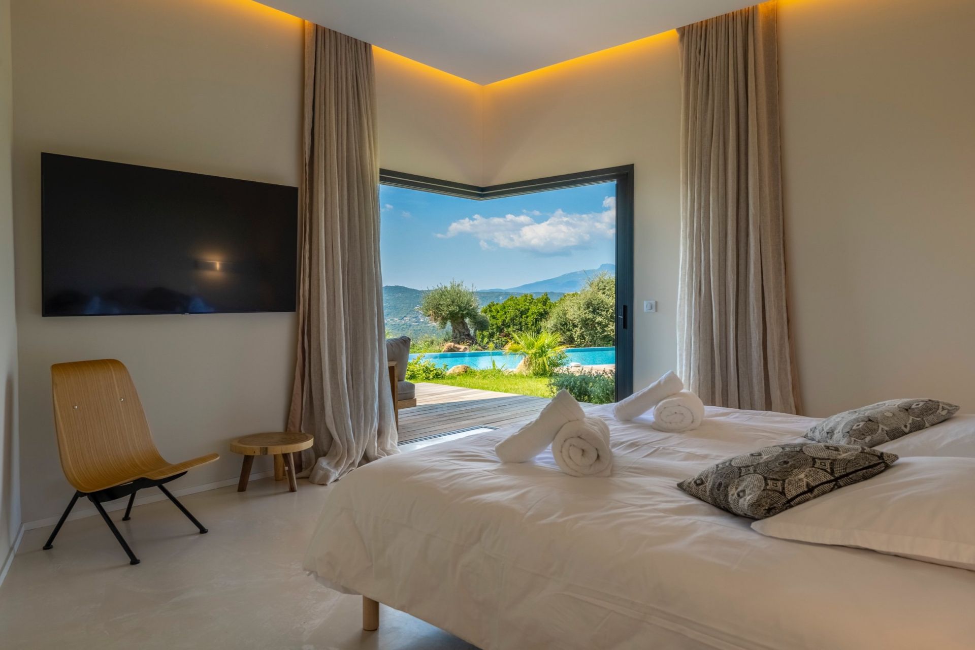 luxury villa 8 Rooms for seasonal rent on PORTO VECCHIO (20137)