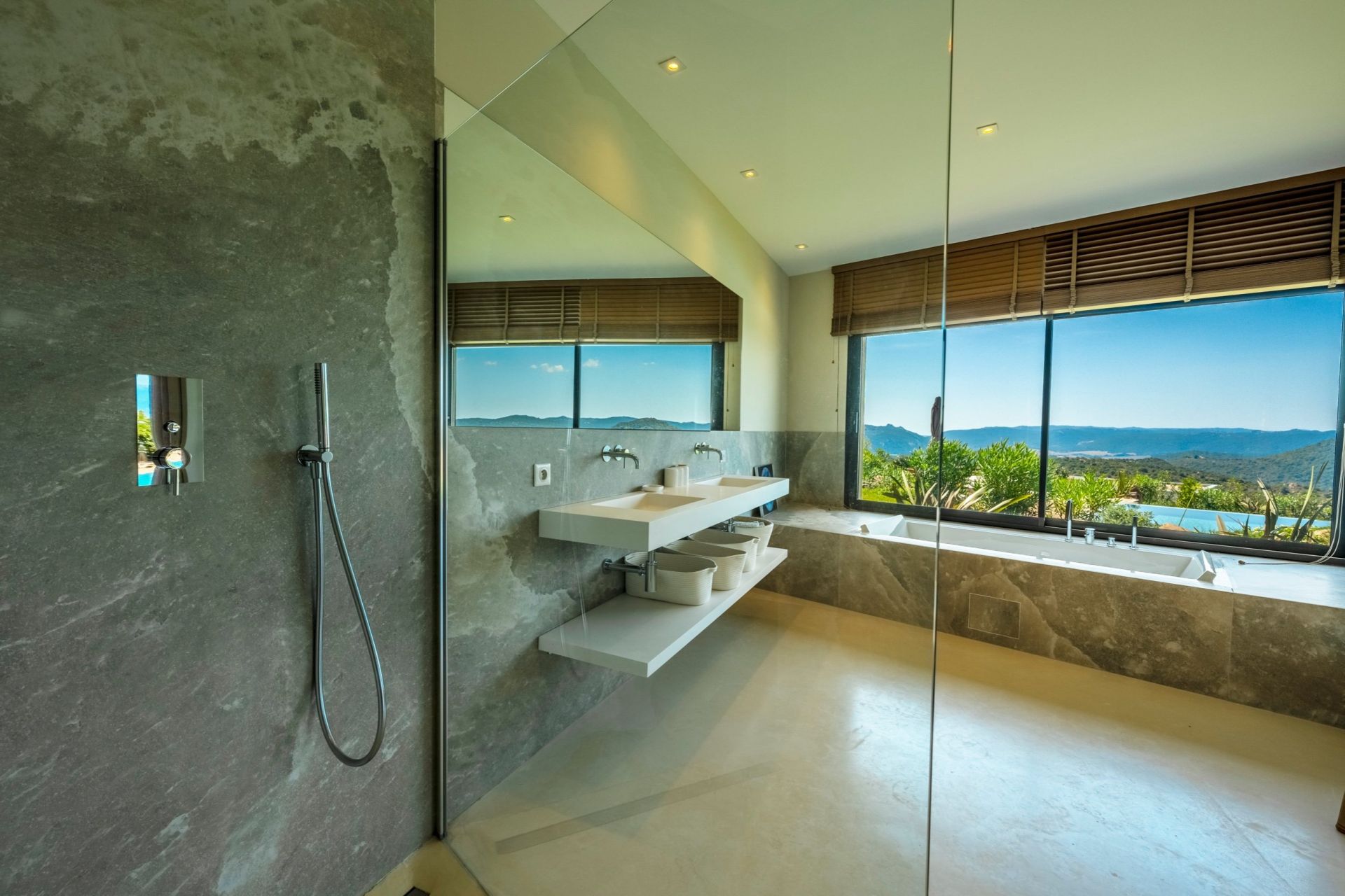 luxury villa 8 Rooms for seasonal rent on PORTO VECCHIO (20137)