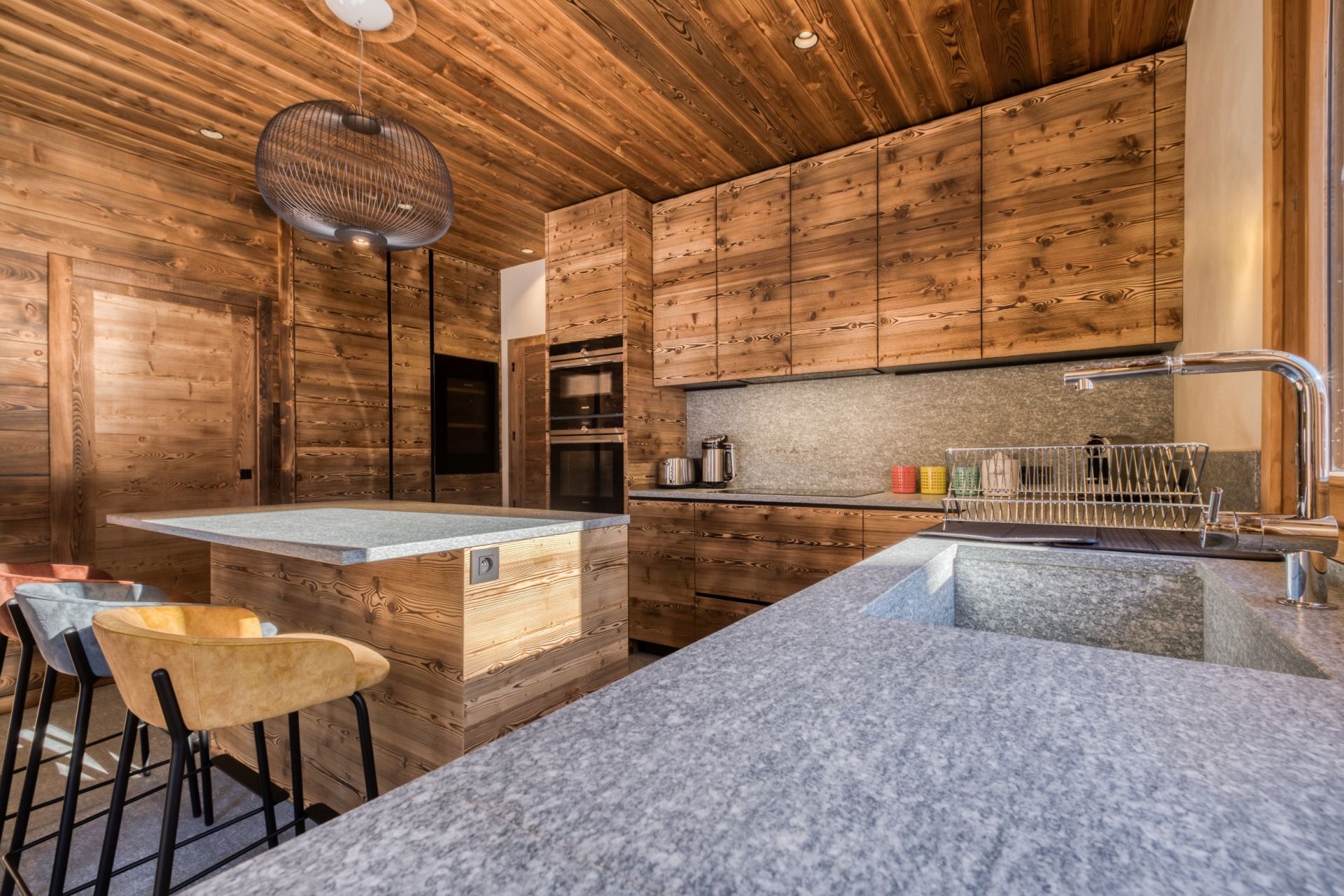 luxury chalet 10 Rooms for seasonal rent on MERIBEL LES ALLUES (73550)