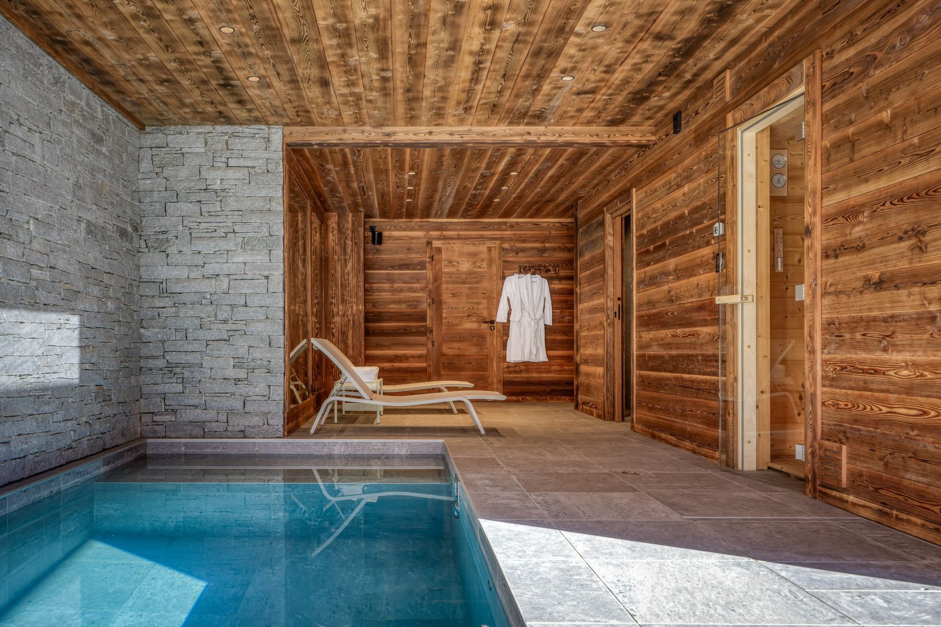 luxury chalet 10 Rooms for seasonal rent on MERIBEL LES ALLUES (73550)