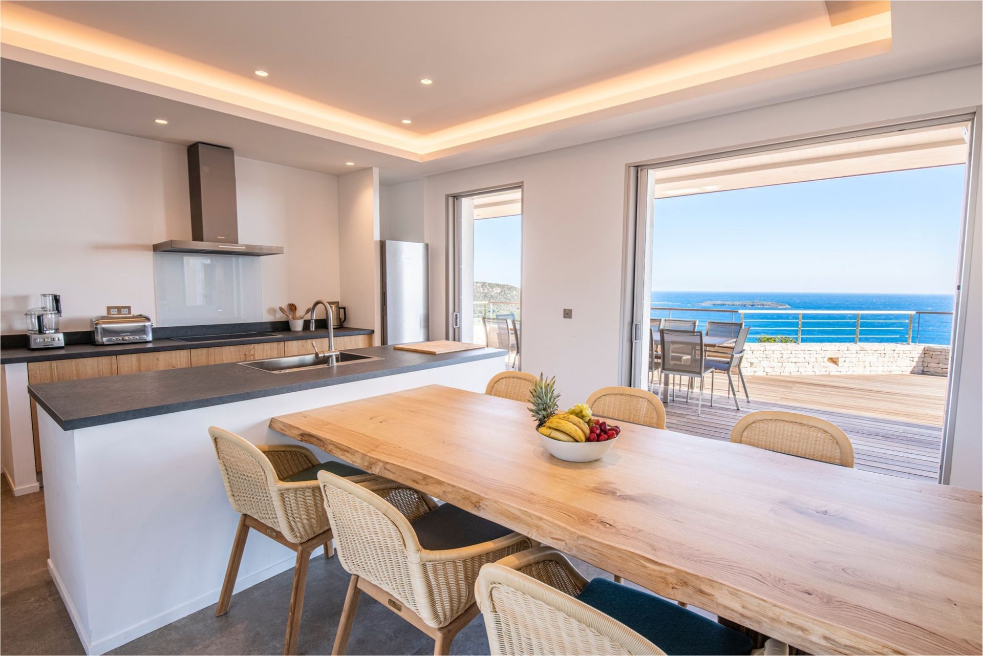 luxury villa 9 Rooms for seasonal rent on PORTO VECCHIO (20137)