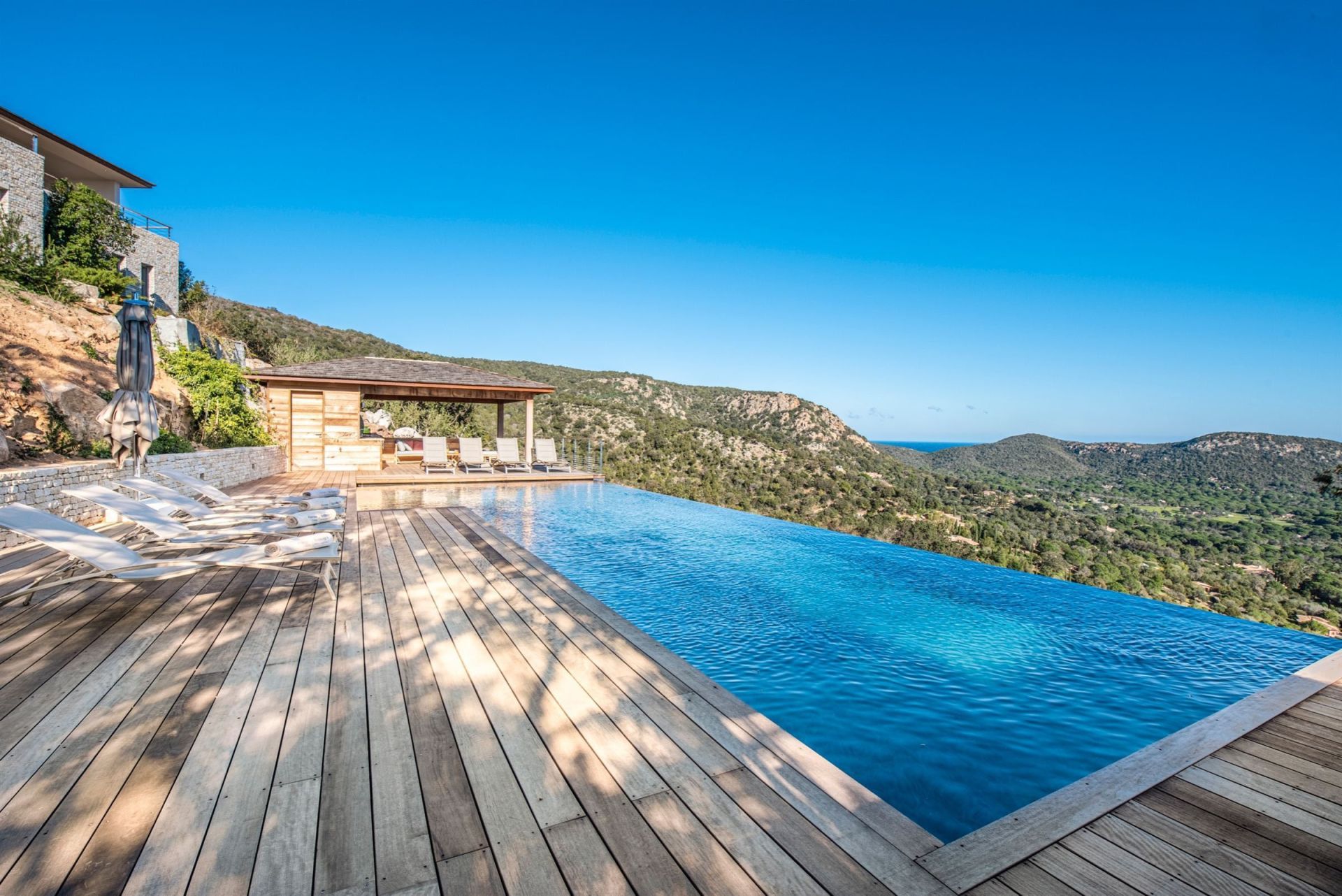 villa de luxe 9 Pièces en location saisonnière sur PORTO VECCHIO (20137)