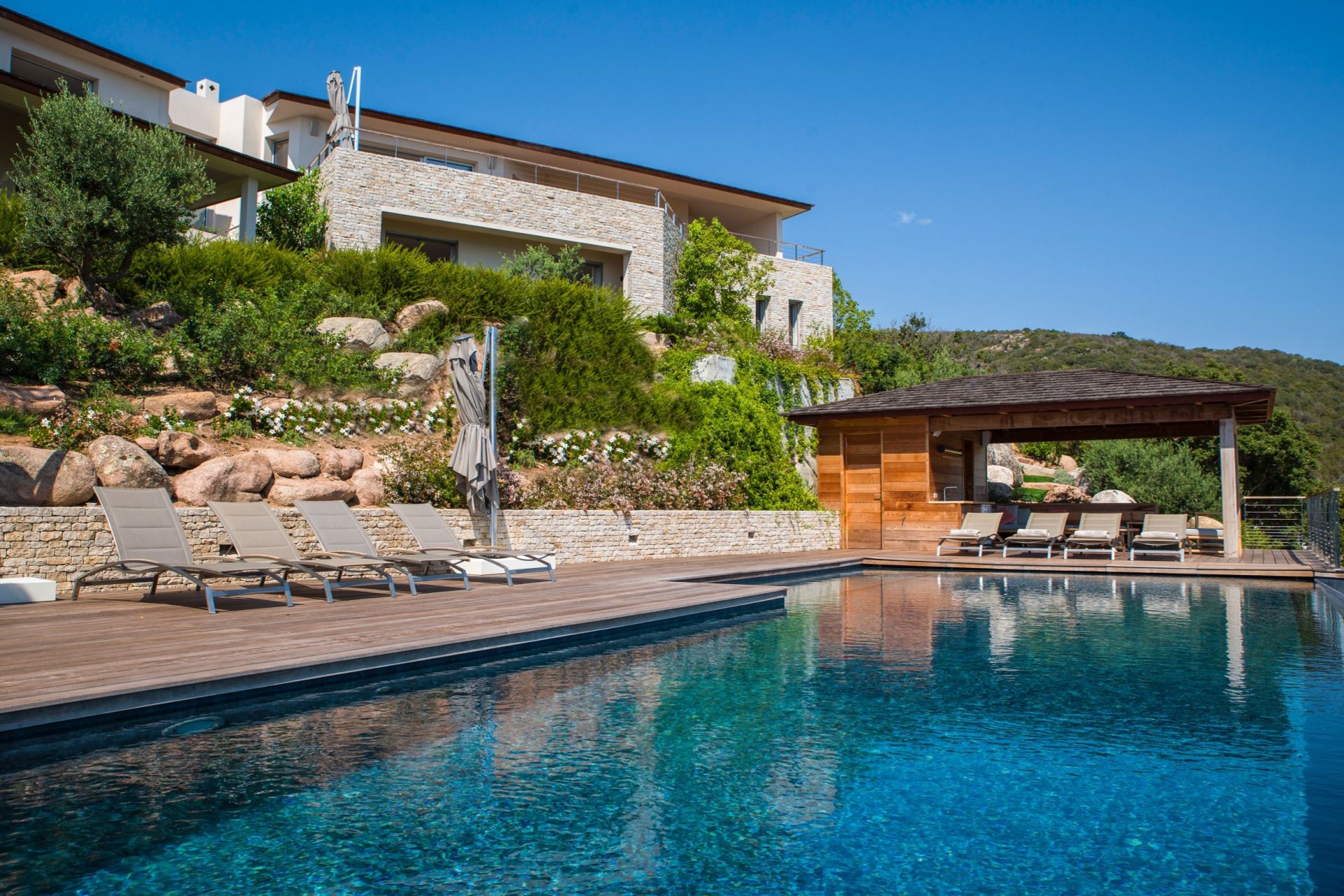 luxury villa 9 Rooms for seasonal rent on PORTO VECCHIO (20137)