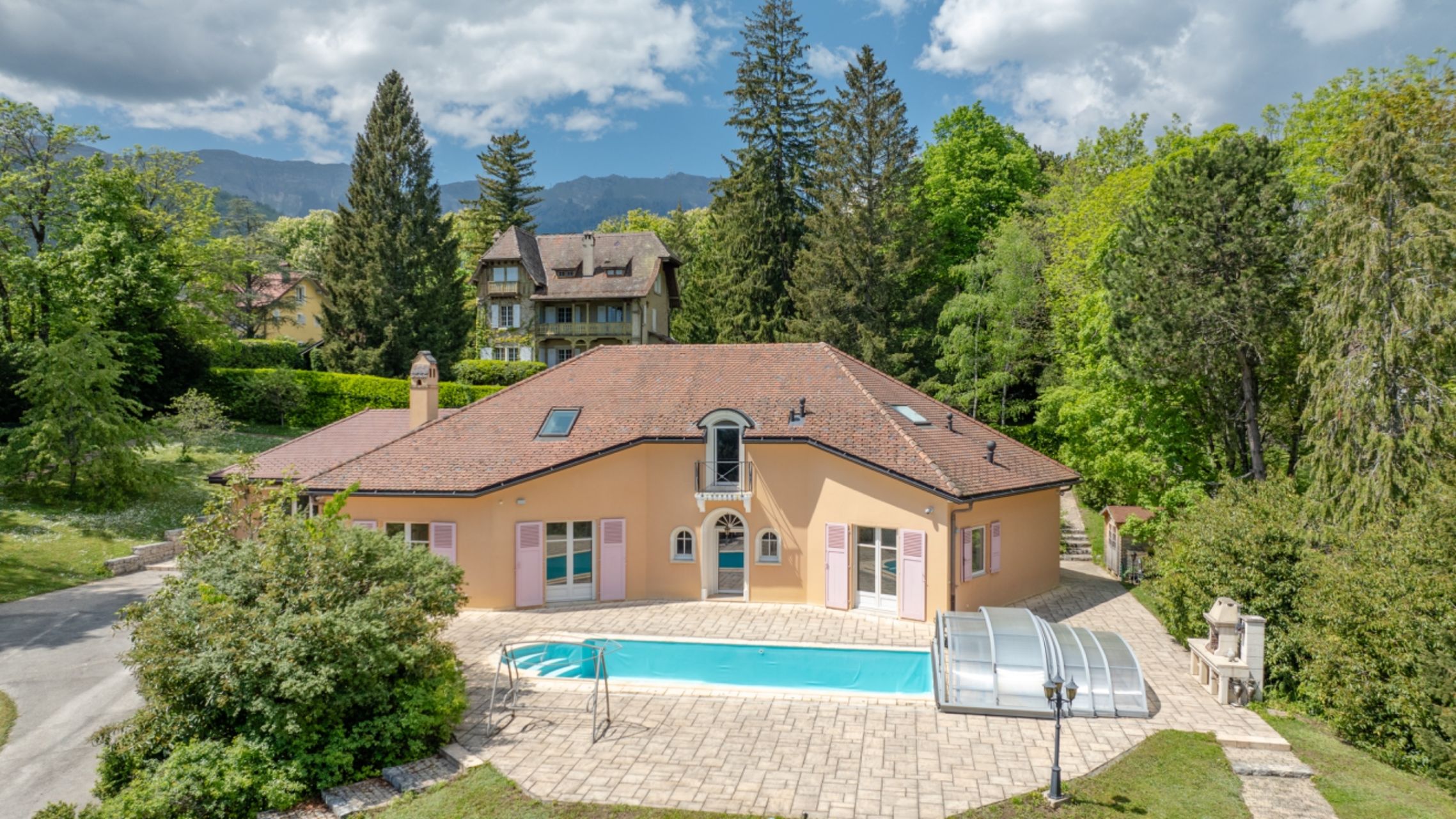 architect's house 20 Rooms for sale on GEX (01170)