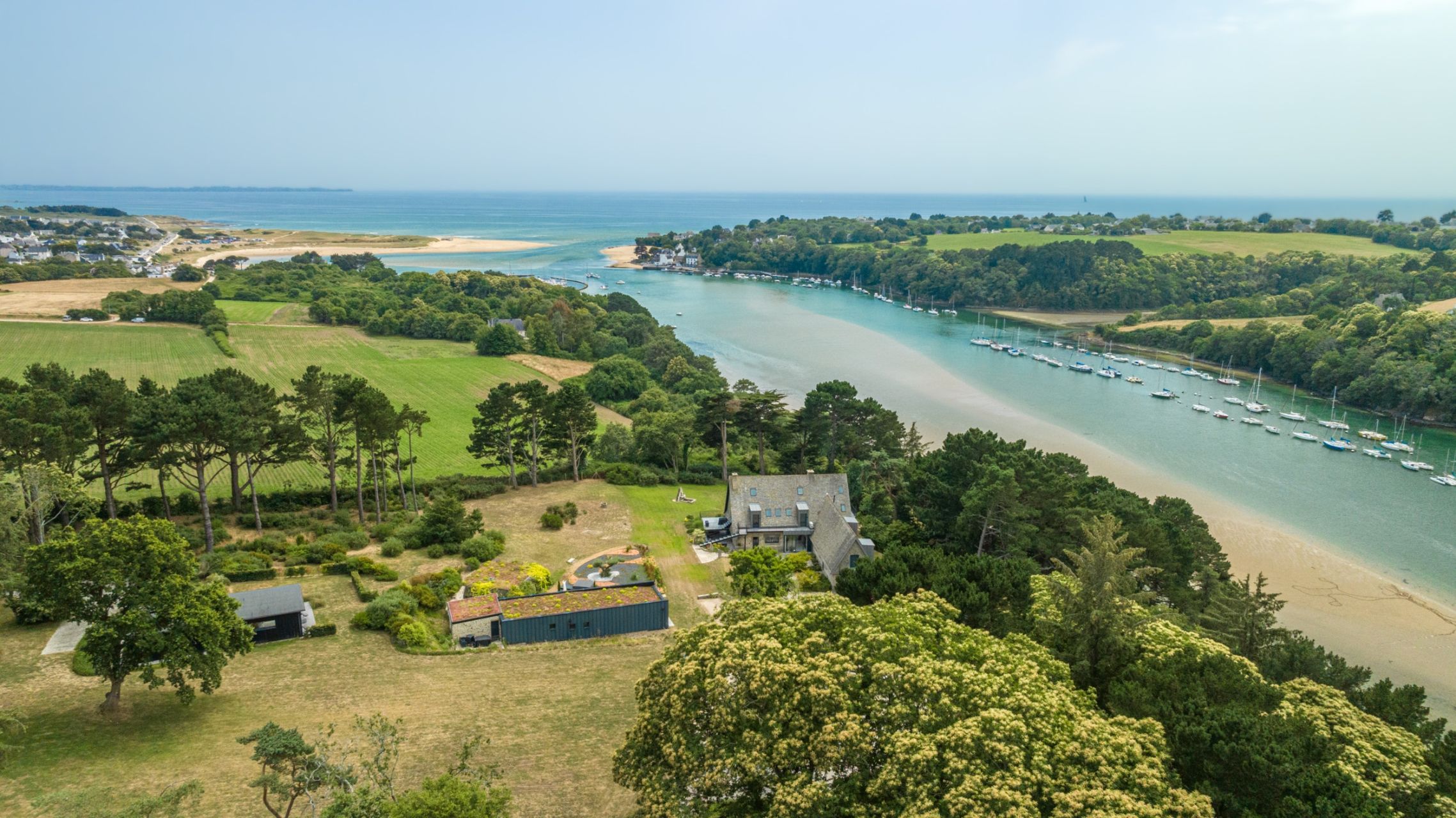 luxury property 14 Rooms for seasonal rent on GUIDEL (56520)