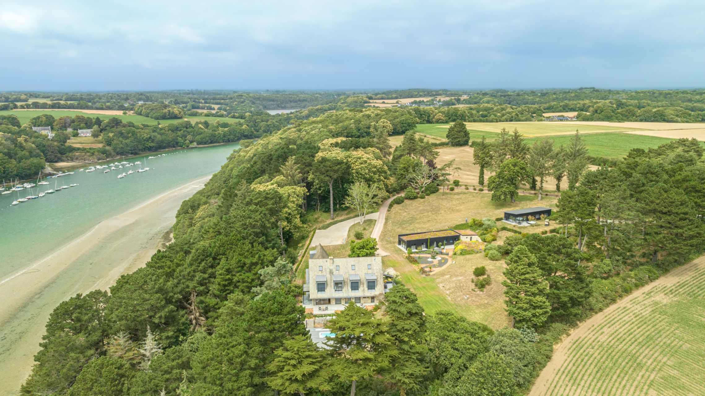 luxury house 2 Rooms for seasonal rent on GUIDEL (56520)