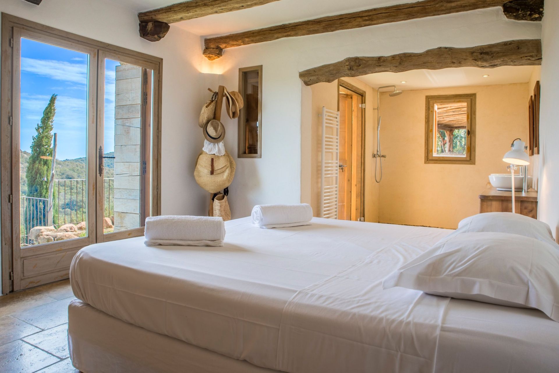 villa de luxe 6 Pièces en location saisonnière sur PORTO VECCHIO (20137)