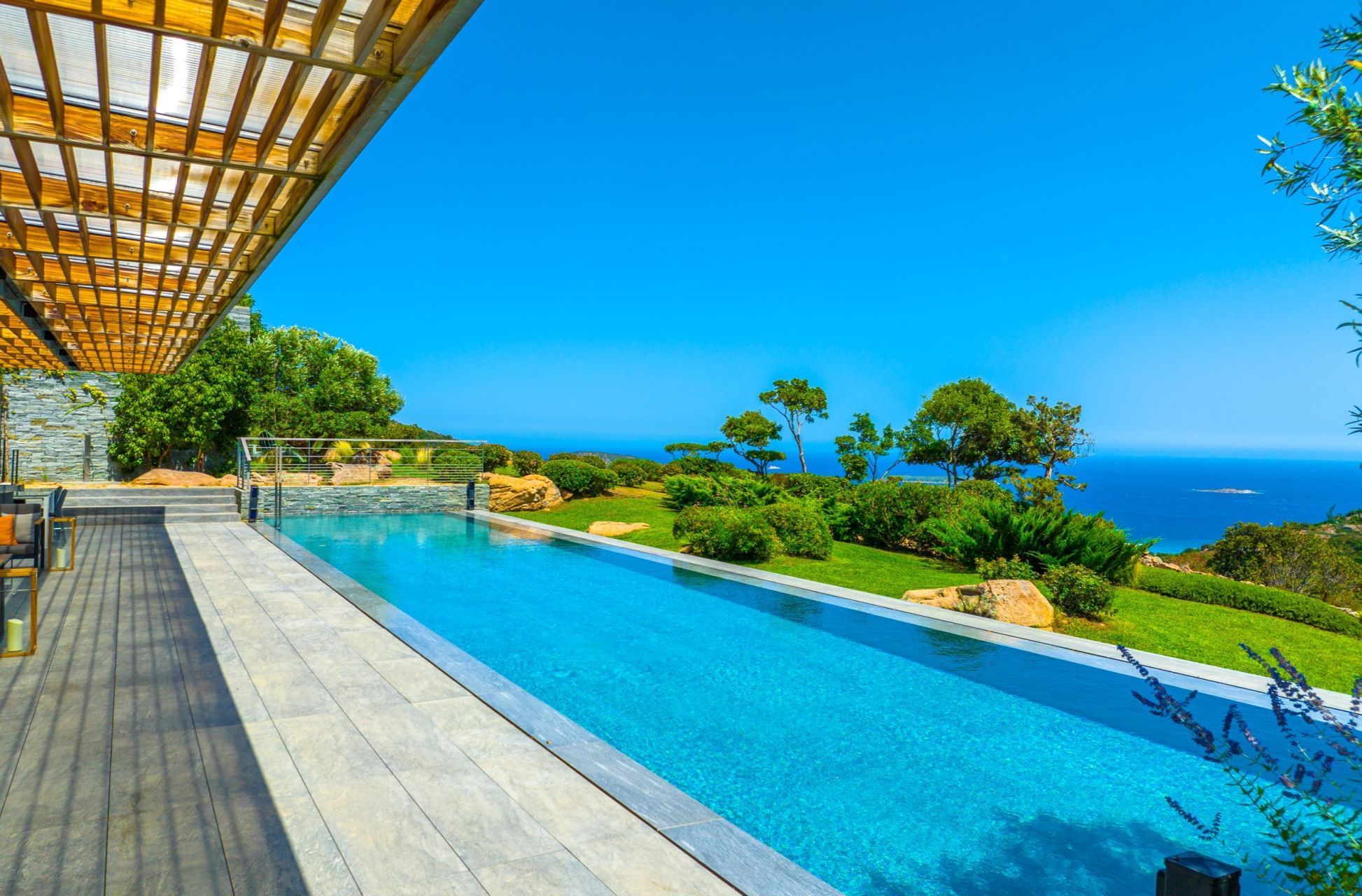 luxury villa 7 Rooms for seasonal rent on PORTO VECCHIO (20137)